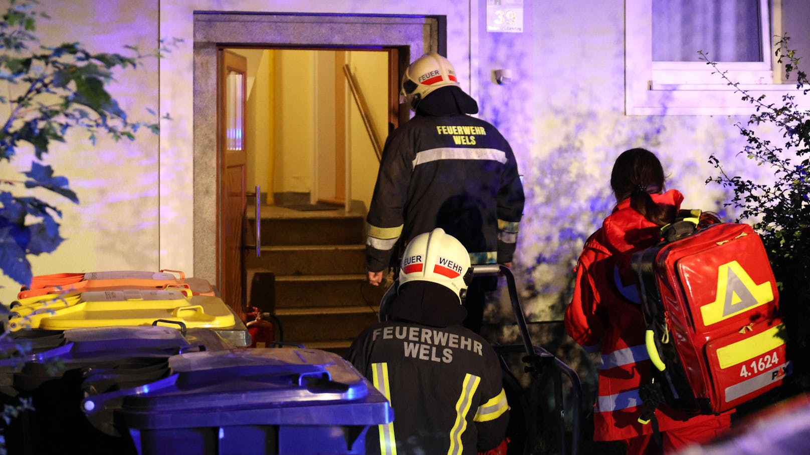 Eine Meldung über einen leichten Rauch aus einer Mehrparteienhauswohnung in Wels-Vogelweide hat die Einsatzkräfte am späten Freitagabend zu einem Brand in der Wohnung geführt. Eine Person wurde verletzt.