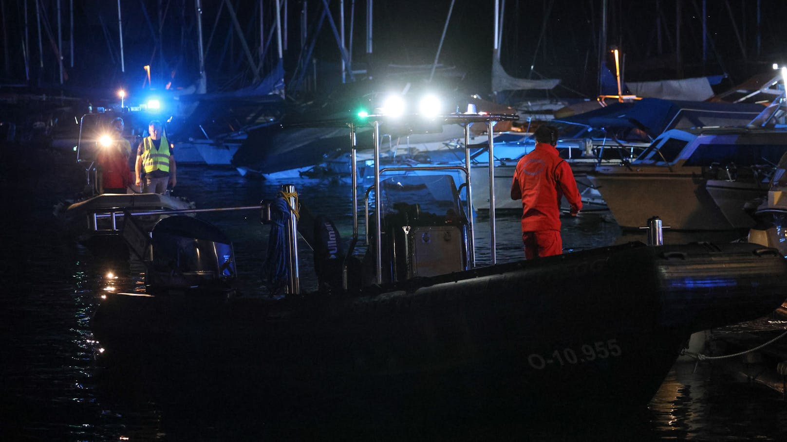 In Schörfling am Attersee (Bezirk Vöcklabruck) suchte in der Nacht auf Samstag die Feuewehr und ein größeres Aufgebot der Wasserrettung nach einer vermissten Person im Bereich des Attersees.