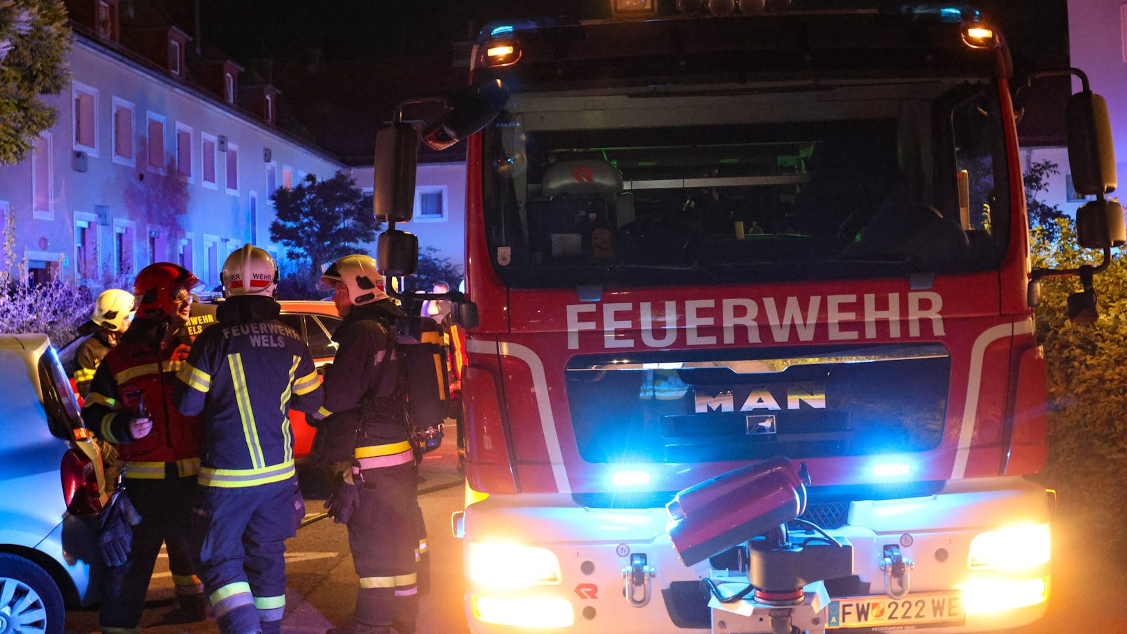 Eine Meldung über einen leichten Rauch aus einer Mehrparteienhauswohnung in Wels-Vogelweide hat die Einsatzkräfte am späten Freitagabend zu einem Brand in der Wohnung geführt. Eine Person wurde verletzt.