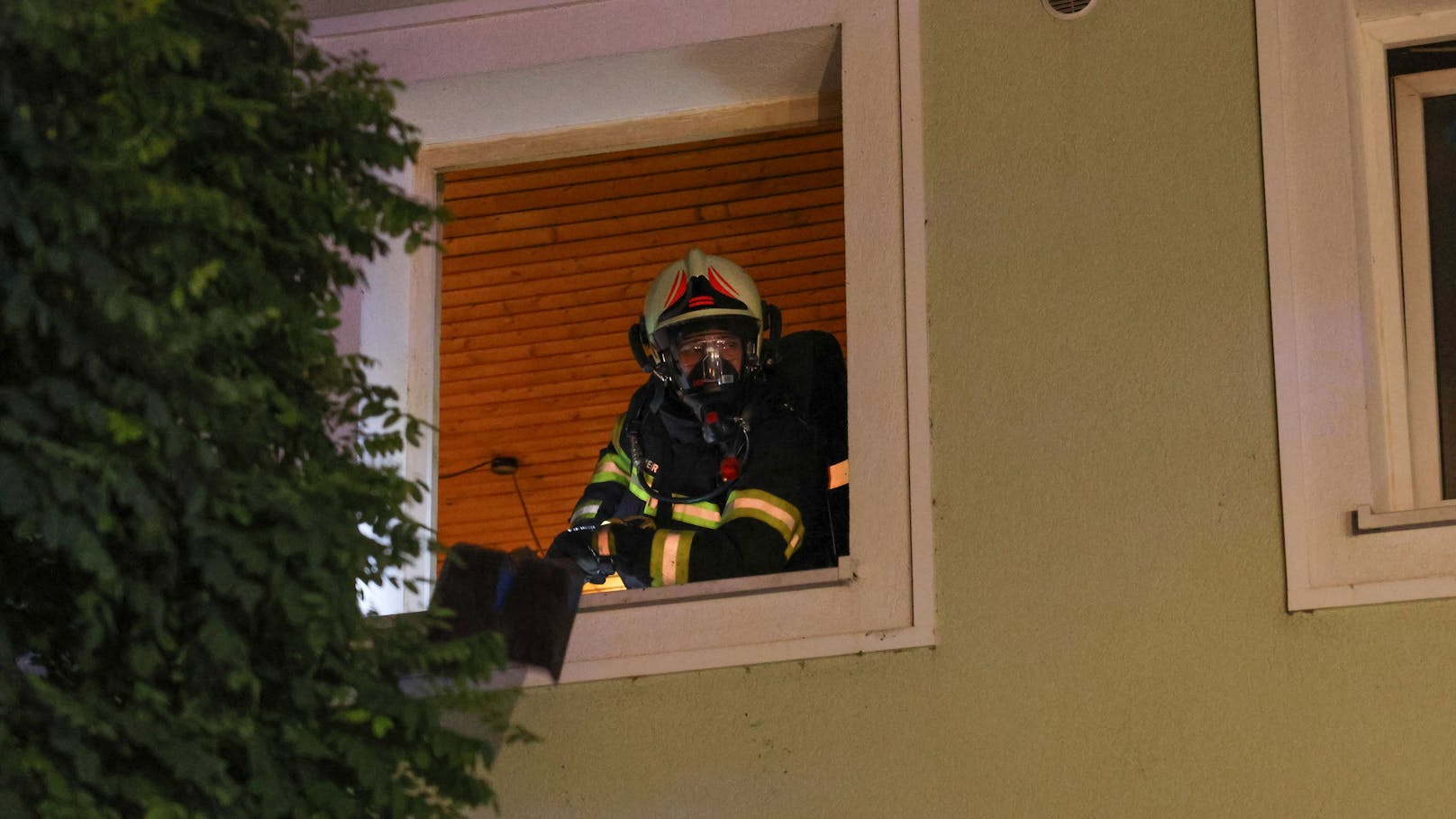 Eine Meldung über einen leichten Rauch aus einer Mehrparteienhauswohnung in Wels-Vogelweide hat die Einsatzkräfte am späten Freitagabend zu einem Brand in der Wohnung geführt. Eine Person wurde verletzt.