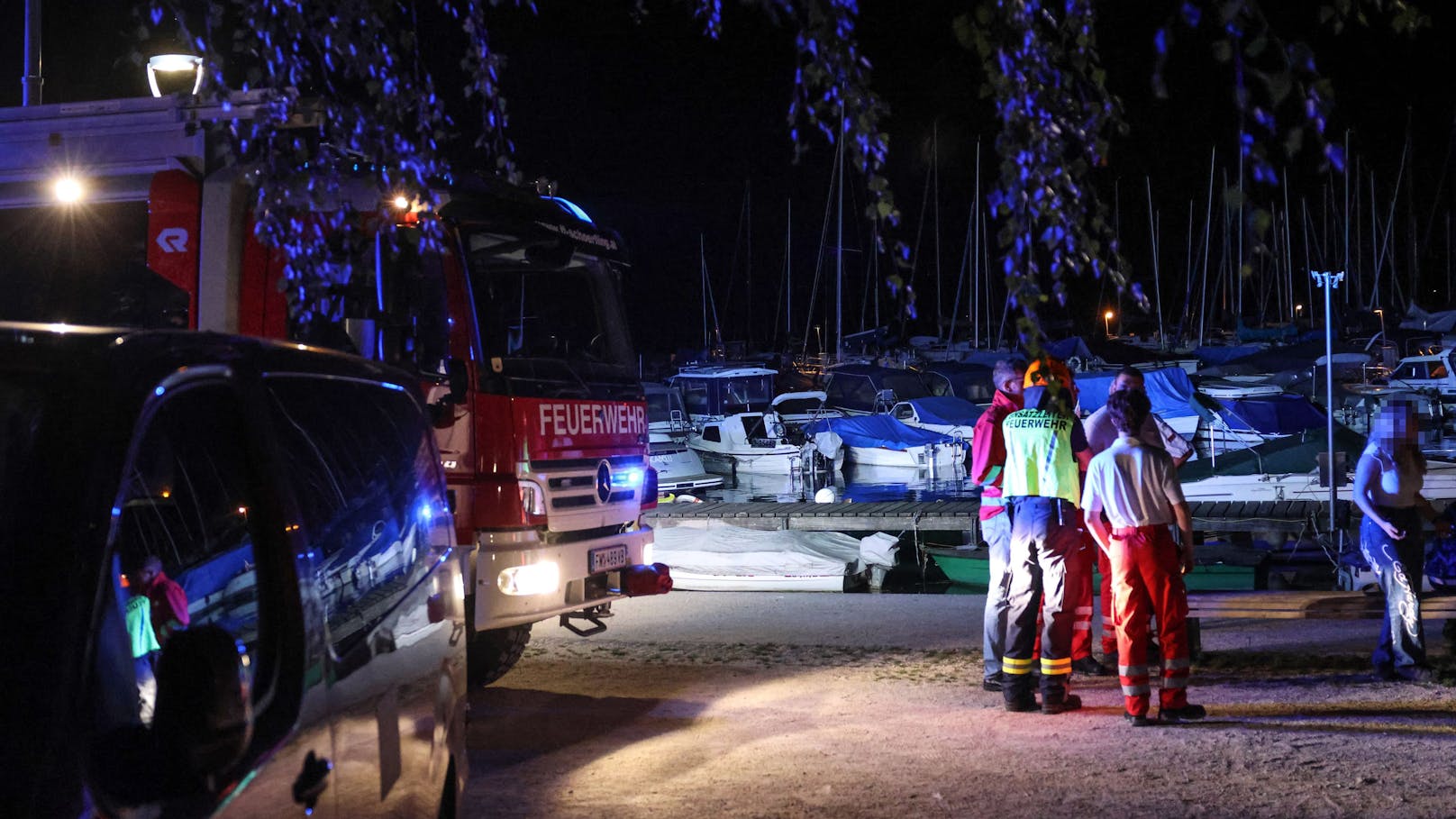 In Schörfling am Attersee (Bezirk Vöcklabruck) suchte in der Nacht auf Samstag die Feuewehr und ein größeres Aufgebot der Wasserrettung nach einer vermissten Person im Bereich des Attersees.