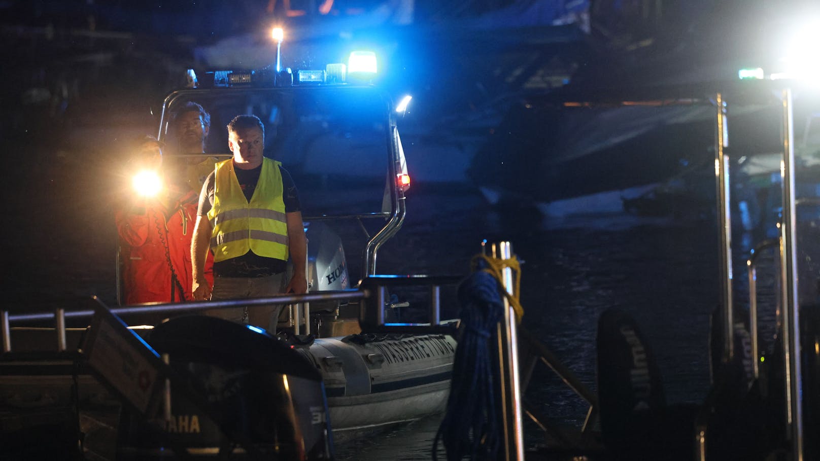 In Schörfling am Attersee (Bezirk Vöcklabruck) suchte in der Nacht auf Samstag die Feuewehr und ein größeres Aufgebot der Wasserrettung nach einer vermissten Person im Bereich des Attersees.