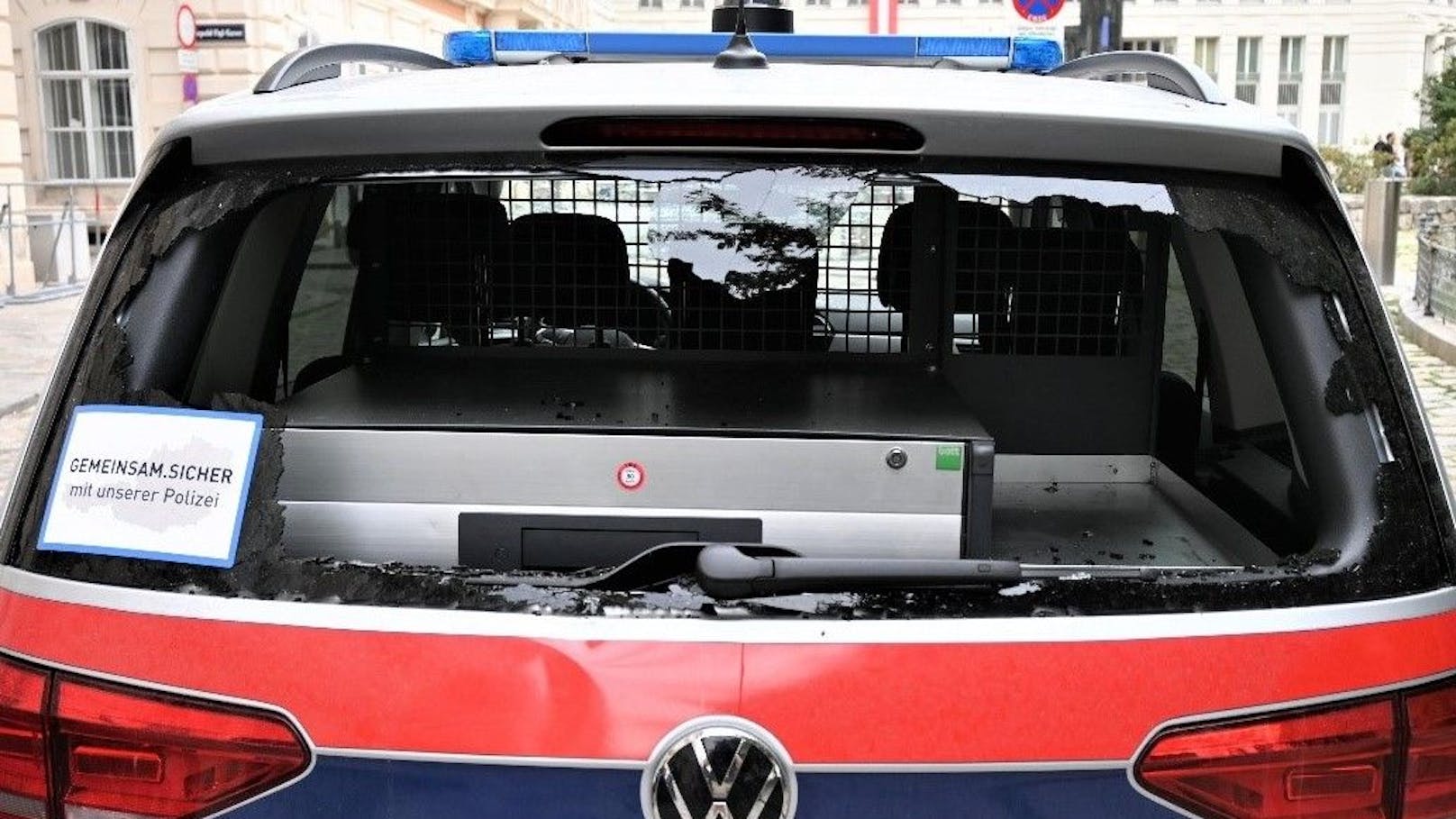 Bei den zwei Großdemos in Wien wurde ein Polizeiauto stark beschädigt.