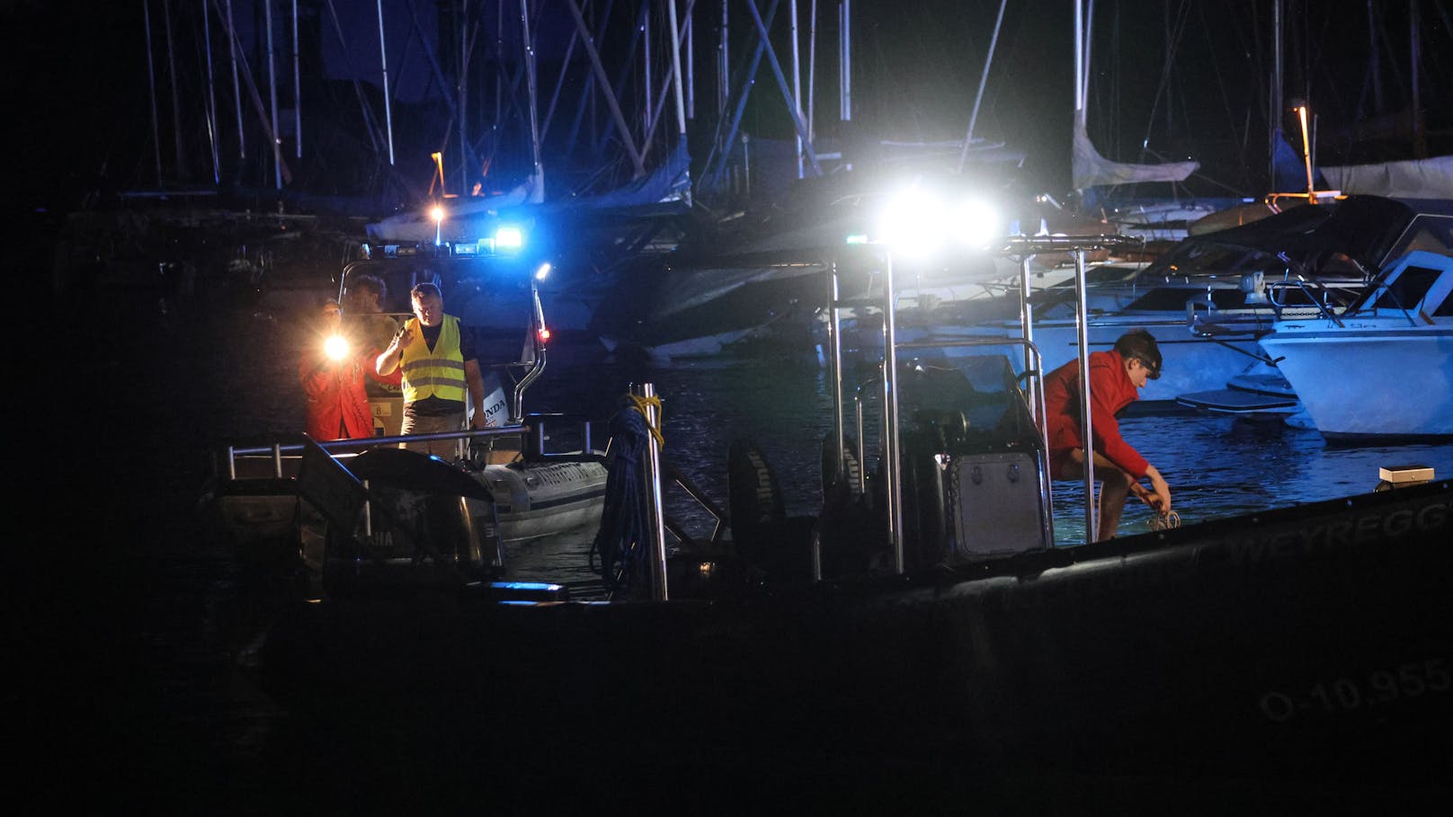 In Schörfling am Attersee (Bezirk Vöcklabruck) suchte in der Nacht auf Samstag die Feuewehr und ein größeres Aufgebot der Wasserrettung nach einer vermissten Person im Bereich des Attersees.