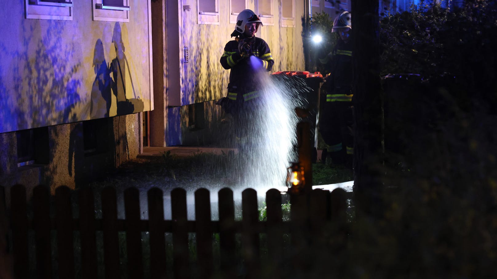 Eine Meldung über einen leichten Rauch aus einer Mehrparteienhauswohnung in Wels-Vogelweide hat die Einsatzkräfte am späten Freitagabend zu einem Brand in der Wohnung geführt. Eine Person wurde verletzt.