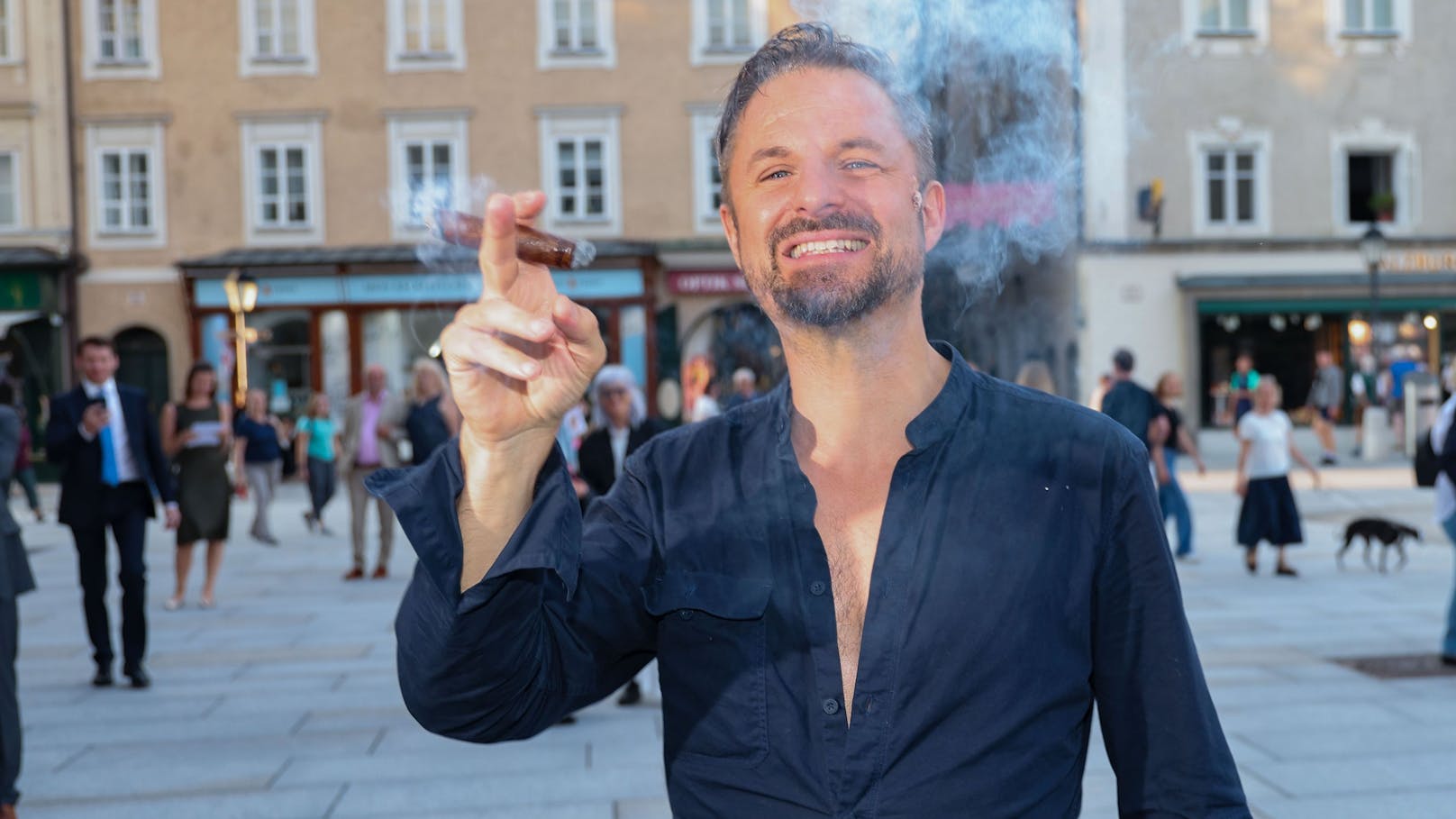 Salzburger Festspiele 2024: Eine Stunde vor der Premiere zeigte sich Hauptdarsteller Philipp Hochmair entspannt.