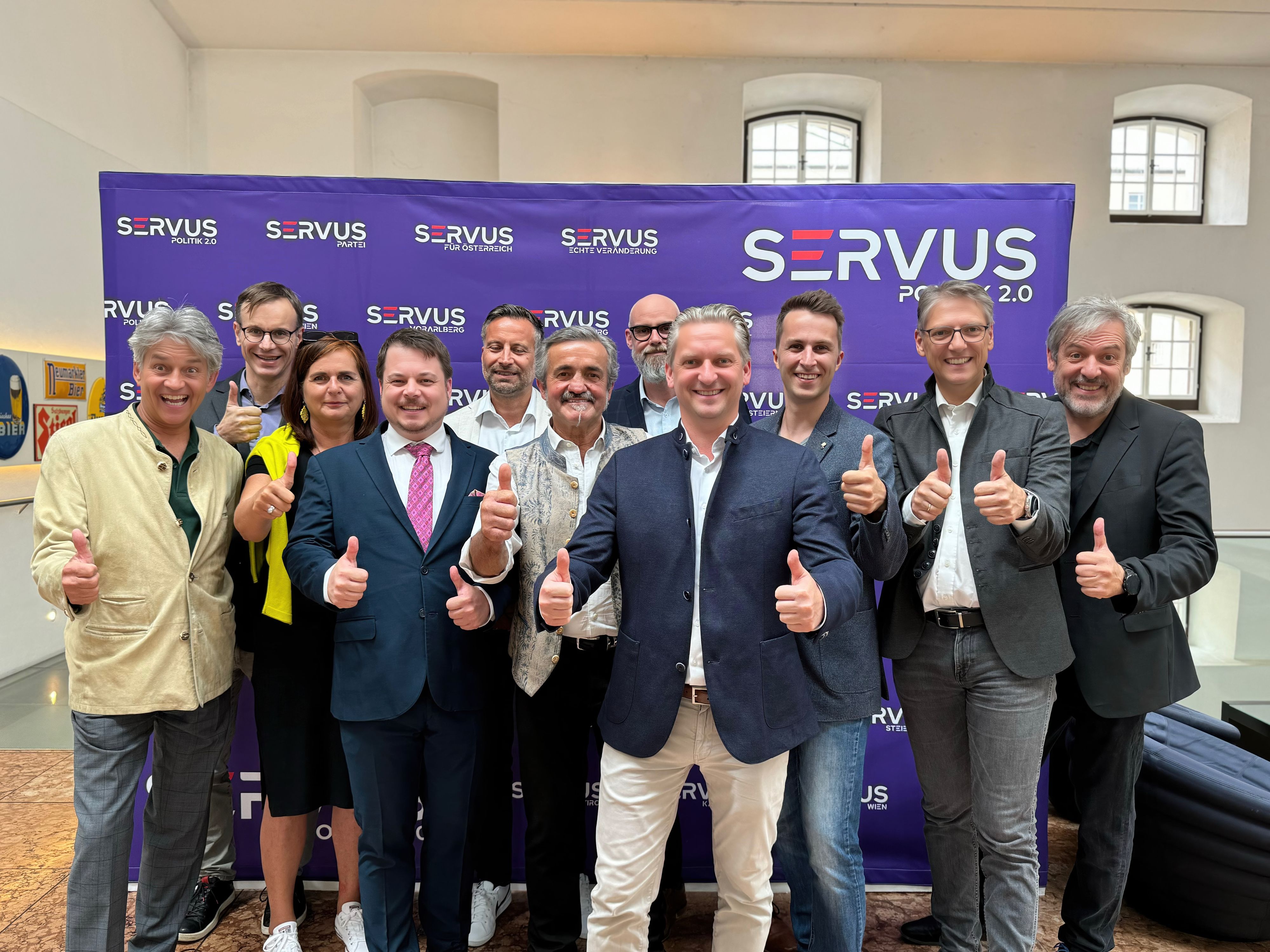 Spitzenkandidat <strong>Hannes Pirker</strong> (4.v.r.) und die Kandidaten seiner SERVUS-Partei.