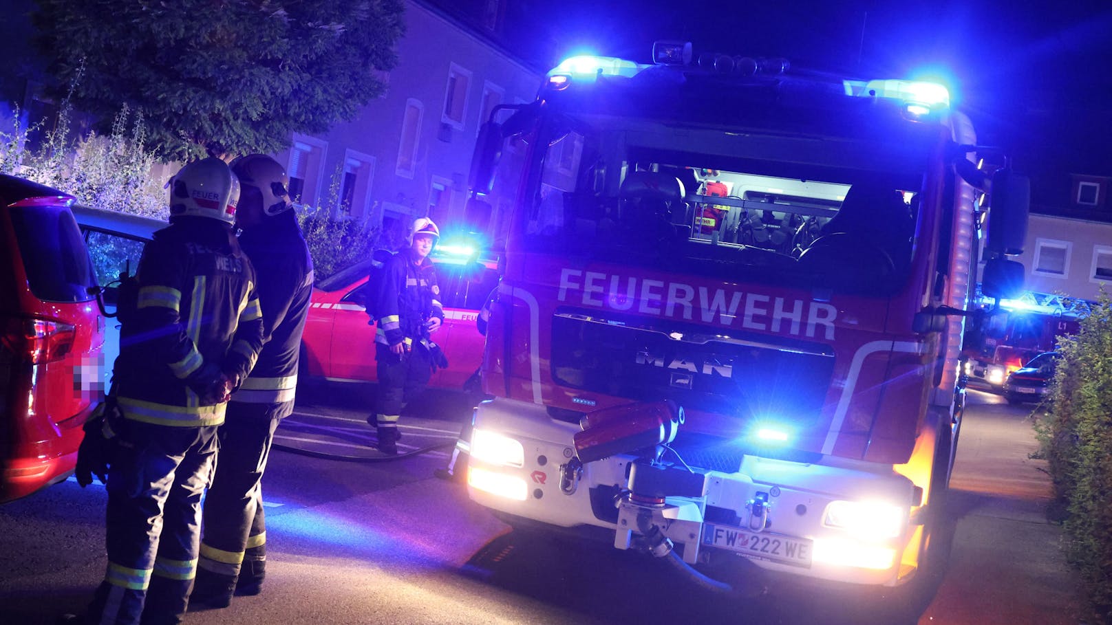 Eine Meldung über einen leichten Rauch aus einer Mehrparteienhauswohnung in Wels-Vogelweide hat die Einsatzkräfte am späten Freitagabend zu einem Brand in der Wohnung geführt. Eine Person wurde verletzt.