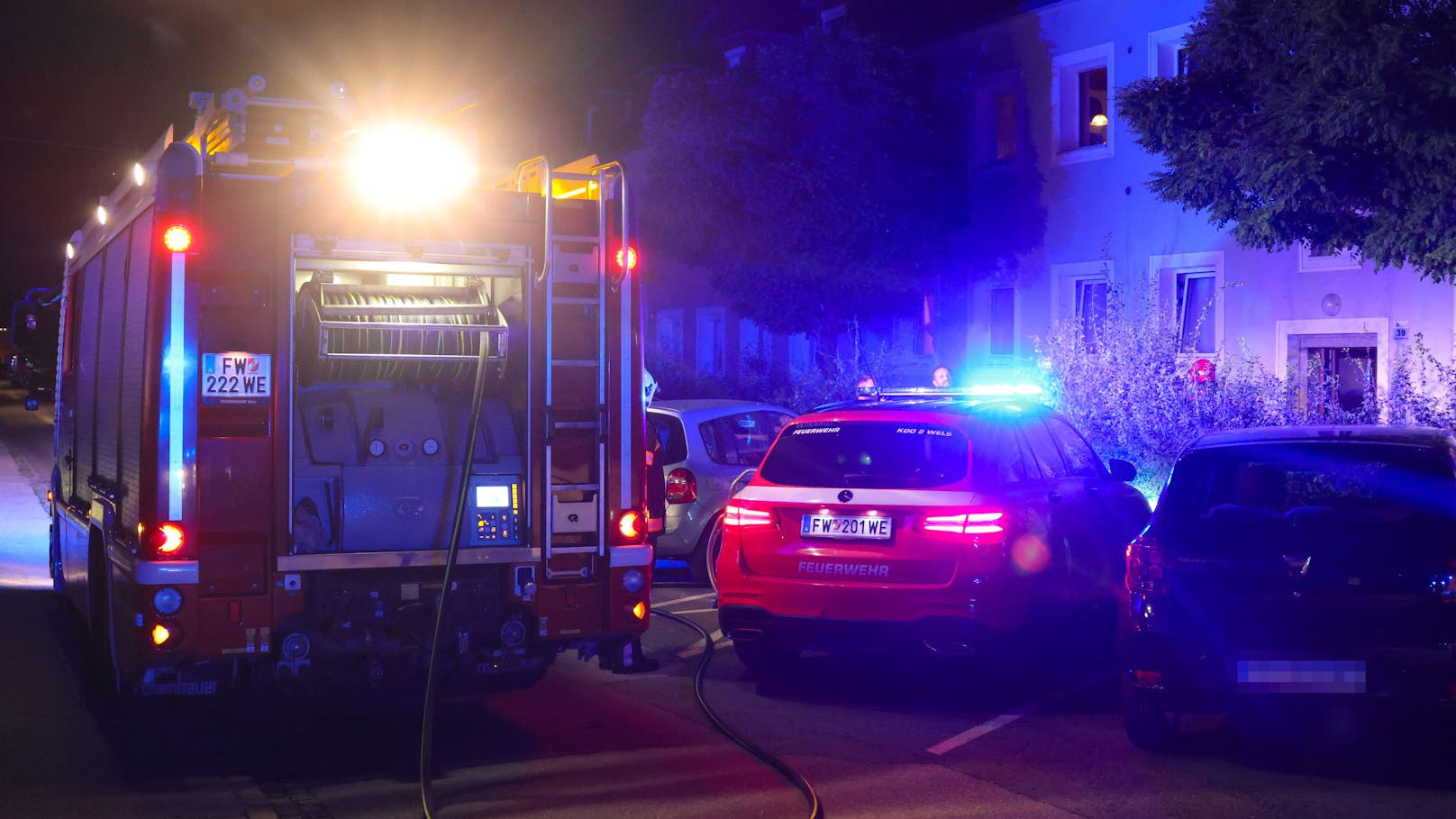 Eine Meldung über einen leichten Rauch aus einer Mehrparteienhauswohnung in Wels-Vogelweide hat die Einsatzkräfte am späten Freitagabend zu einem Brand in der Wohnung geführt. Eine Person wurde verletzt.