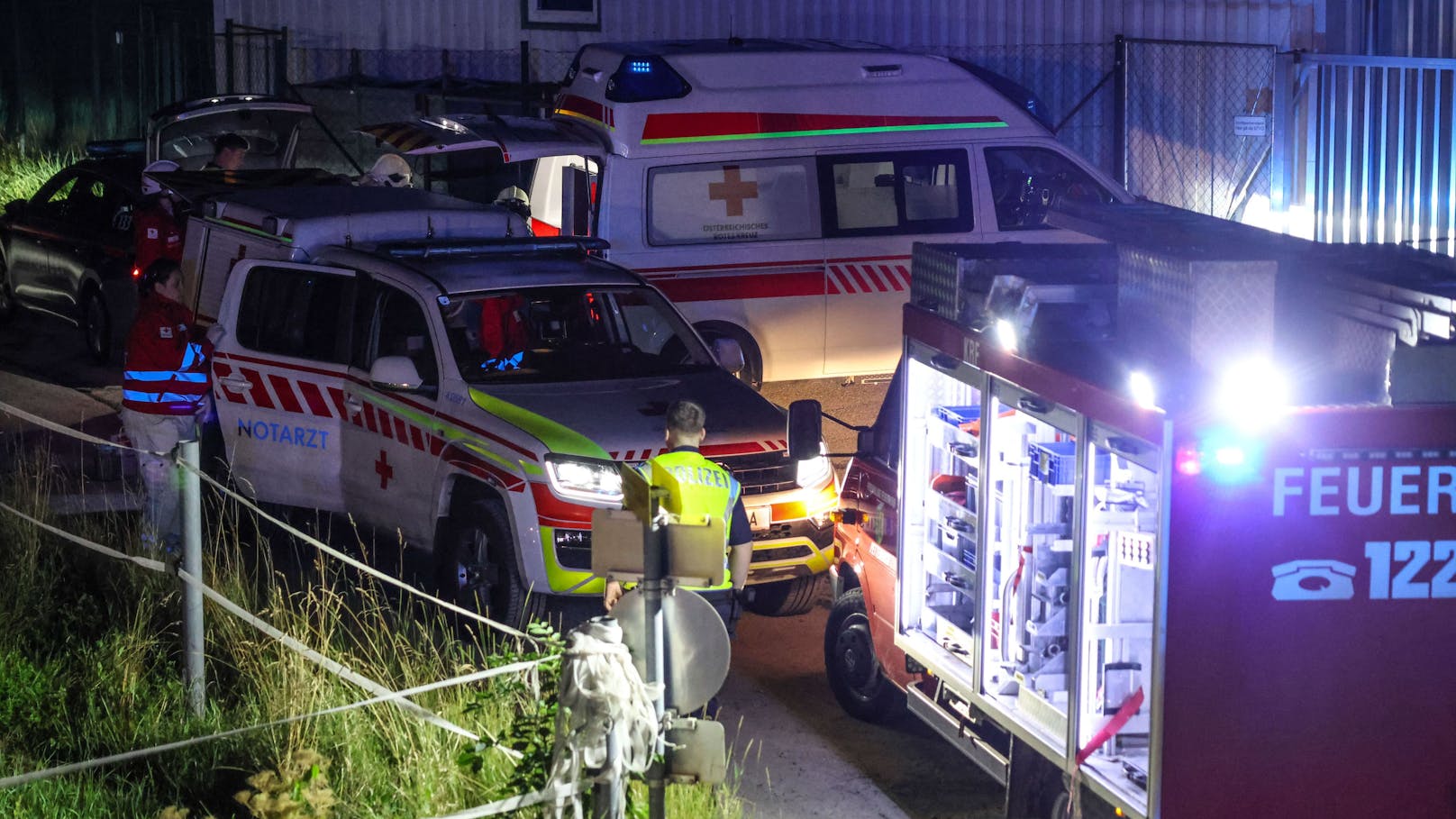 In Pettenbach (Bezirk Kirchdorf an der Krems) mussten die Einsatzkräfte der Feuerwehr in der Nacht auf Sonntag eine Person aus einem verunfallten Pkw befreien.