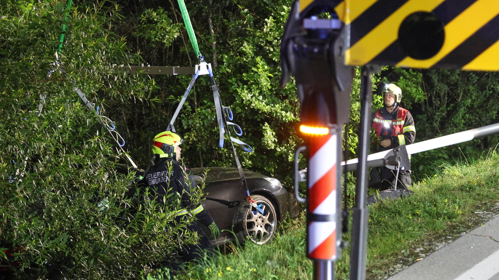 In Gschwandt (Bezirk Gmunden) ist am späteren Samstagabend ein Cabrio in einem Kreisverkehr von der Fahrbahn abgekommen, gegen eine Straßenlaterne gekracht in der Böschung gelandet.