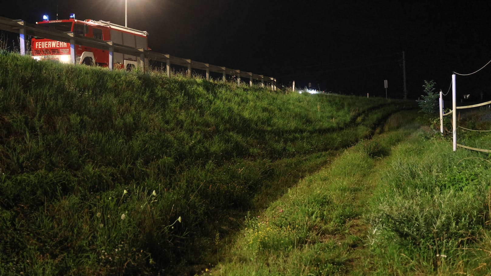 In Pettenbach (Bezirk Kirchdorf an der Krems) mussten die Einsatzkräfte der Feuerwehr in der Nacht auf Sonntag eine Person aus einem verunfallten Pkw befreien.