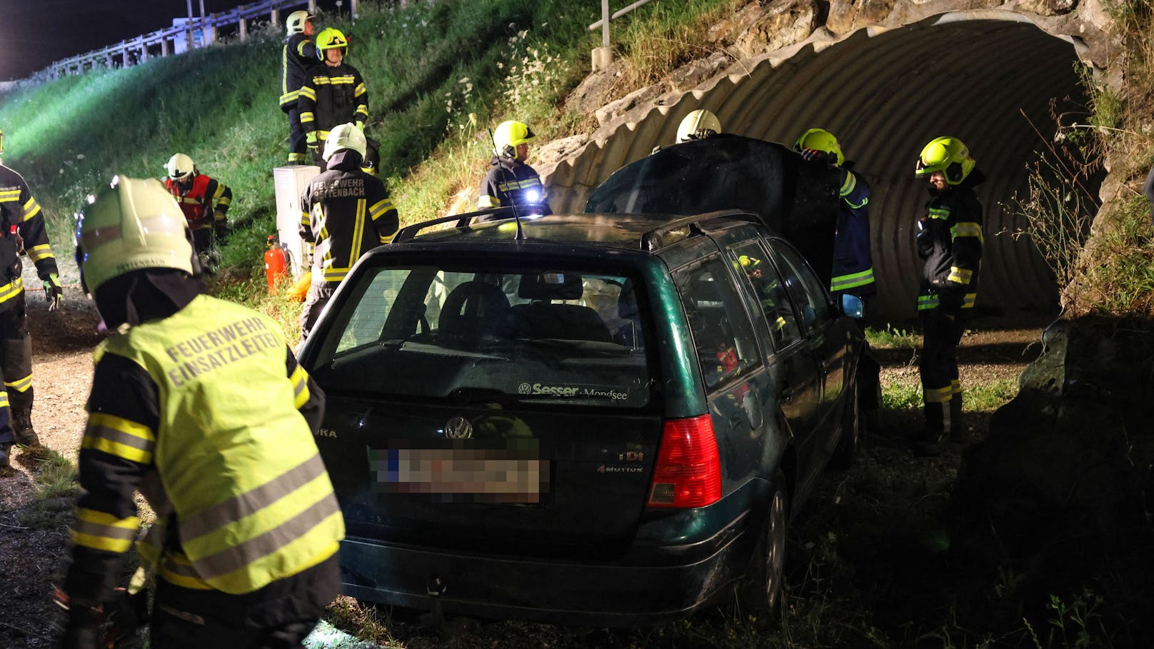 In Pettenbach (Bezirk Kirchdorf an der Krems) mussten die Einsatzkräfte der Feuerwehr in der Nacht auf Sonntag eine Person aus einem verunfallten Pkw befreien.