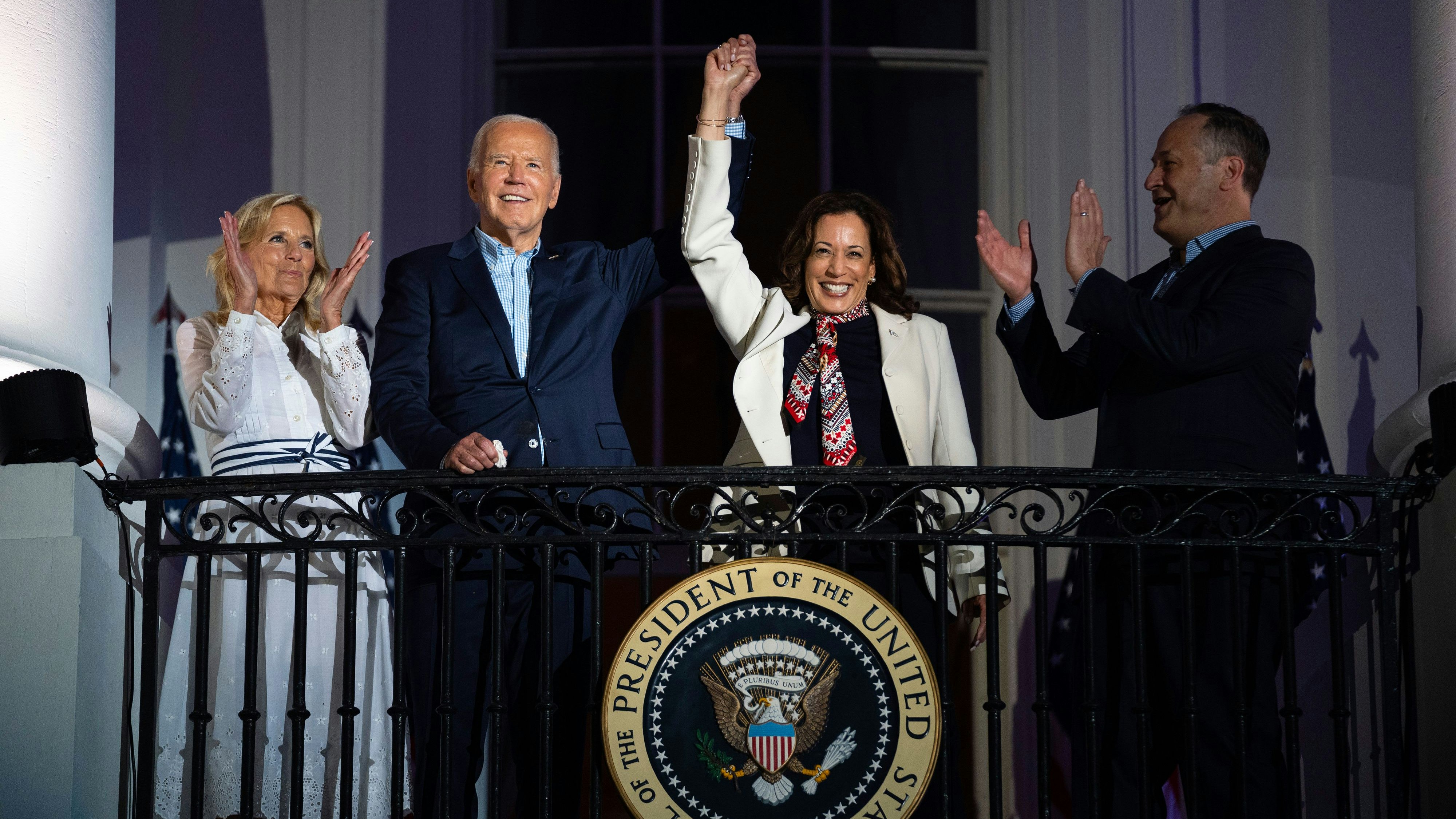 First Lady Jill Biden (hier mit US-Präsident Joe Biden, Vizepräsidentin Kamala Harris und Ehemann Douglass Emhoff) sorgte für Zwistigkeiten