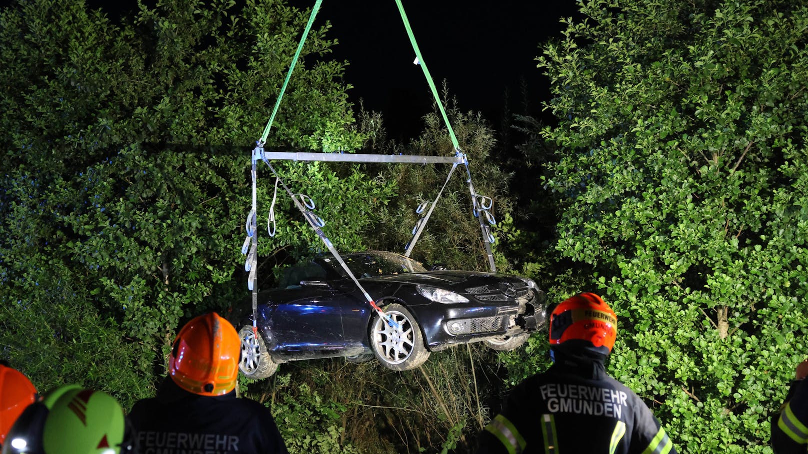 In Gschwandt (Bezirk Gmunden) ist am späteren Samstagabend ein Cabrio in einem Kreisverkehr von der Fahrbahn abgekommen, gegen eine Straßenlaterne gekracht in der Böschung gelandet.