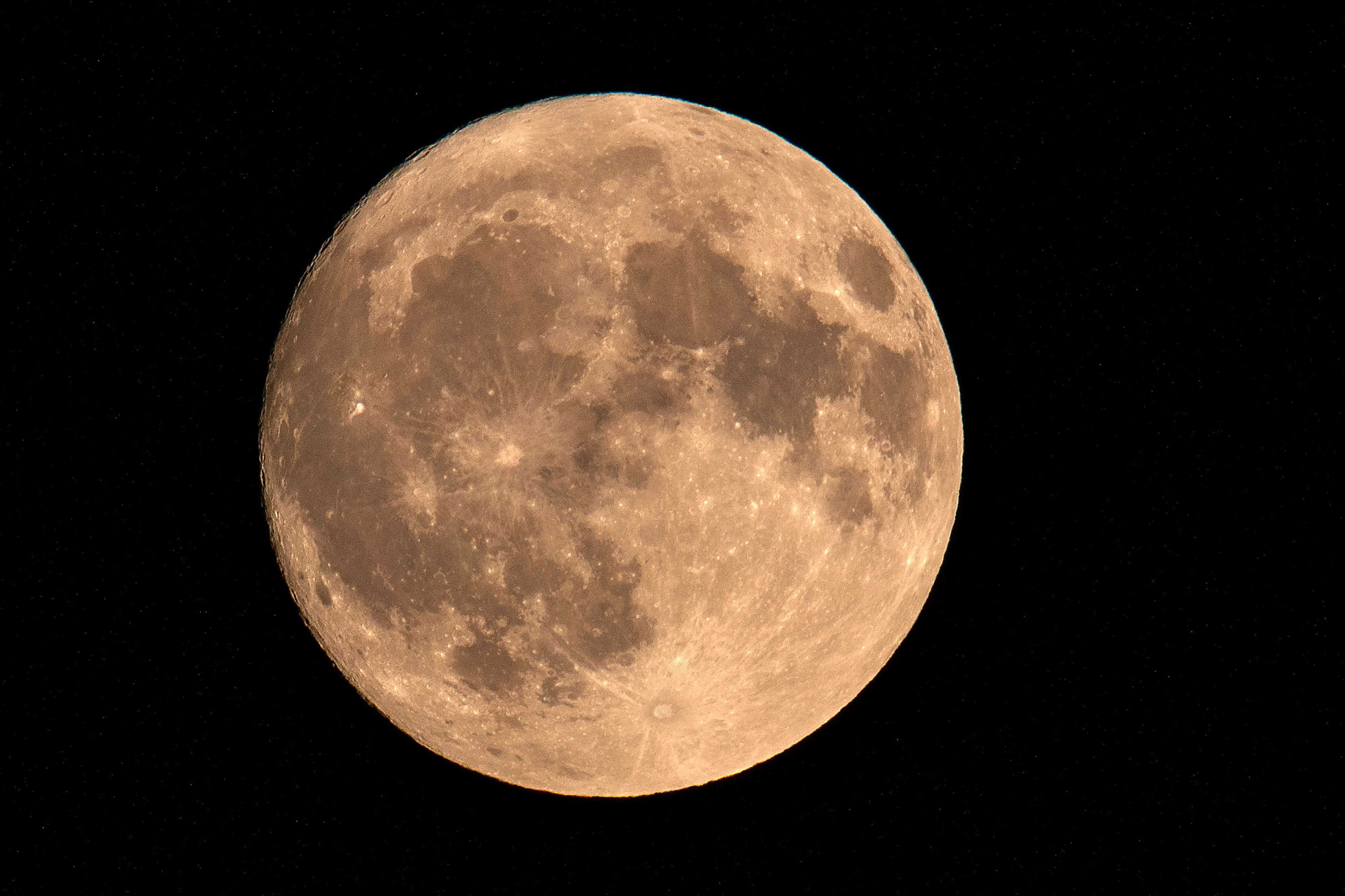 Vollmond im Juli, der sogenannte Heumond, am zeitweise wolkenlosen Nachthimmel über München.