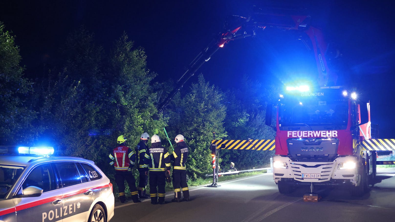 In Gschwandt (Bezirk Gmunden) ist am späteren Samstagabend ein Cabrio in einem Kreisverkehr von der Fahrbahn abgekommen, gegen eine Straßenlaterne gekracht in der Böschung gelandet.