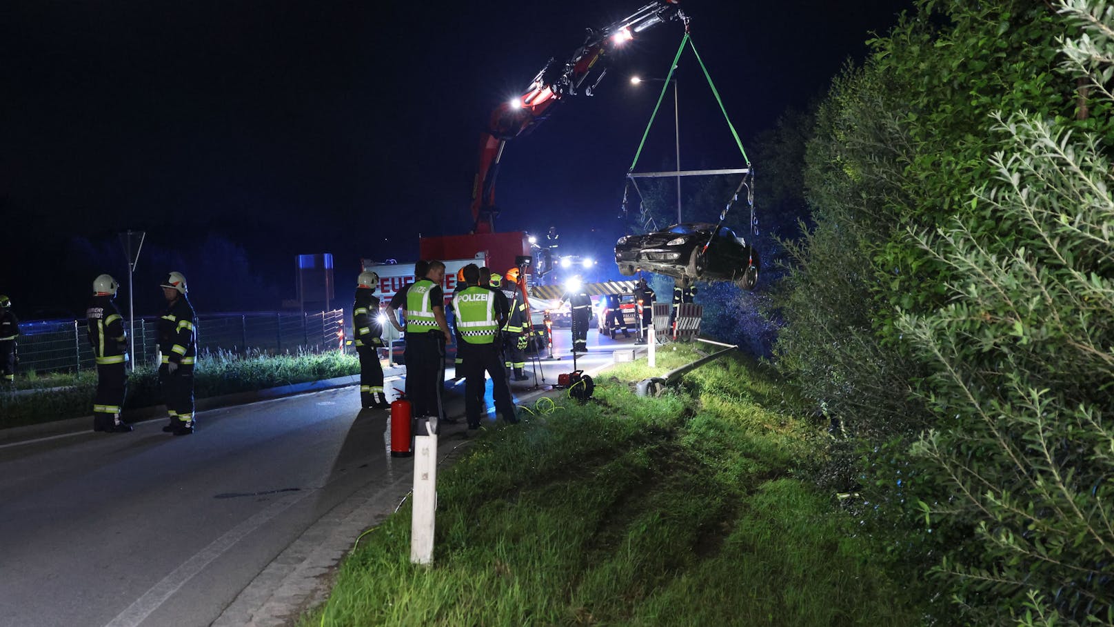 In Gschwandt (Bezirk Gmunden) ist am späteren Samstagabend ein Cabrio in einem Kreisverkehr von der Fahrbahn abgekommen, gegen eine Straßenlaterne gekracht in der Böschung gelandet.