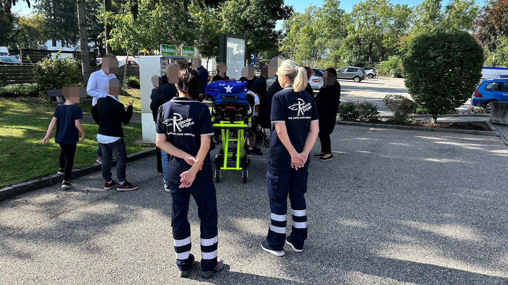 Freunde und Angehörige versammeln sich vor dem Friedhof.