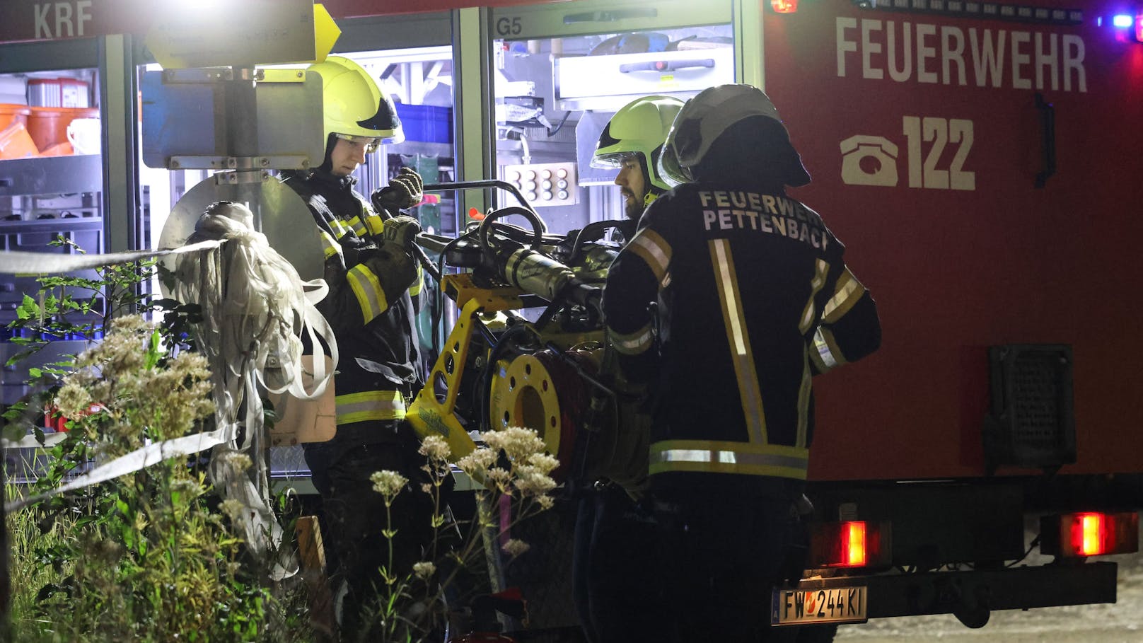 In Pettenbach (Bezirk Kirchdorf an der Krems) mussten die Einsatzkräfte der Feuerwehr in der Nacht auf Sonntag eine Person aus einem verunfallten Pkw befreien.