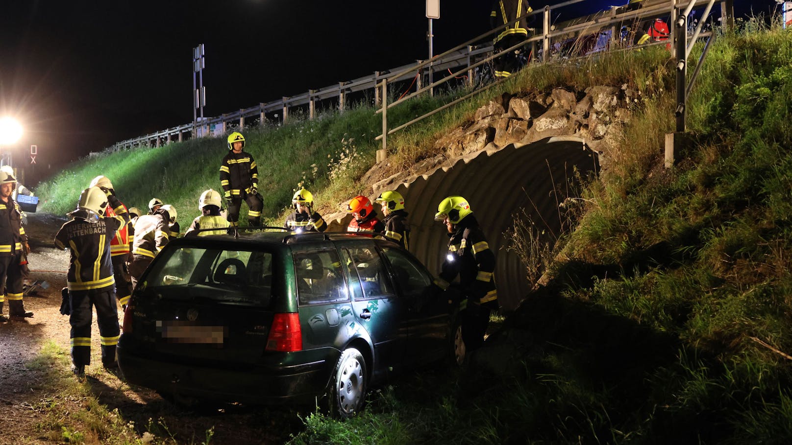 Auto-Insasse nach Crash in VW-Wrack eingeklemmt