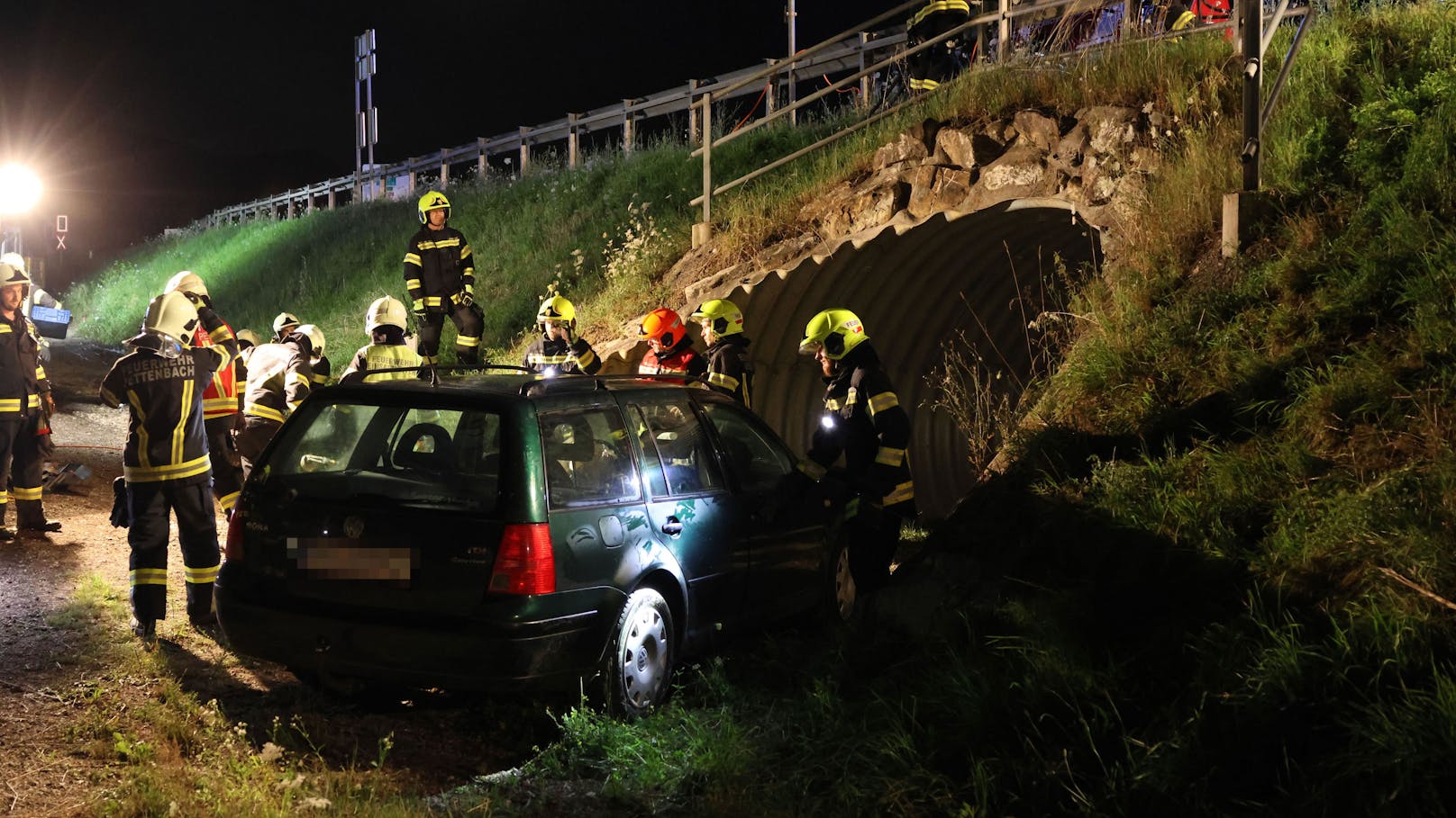 In Pettenbach (Bezirk Kirchdorf an der Krems) mussten die Einsatzkräfte der Feuerwehr in der Nacht auf Sonntag eine Person aus einem verunfallten Pkw befreien.