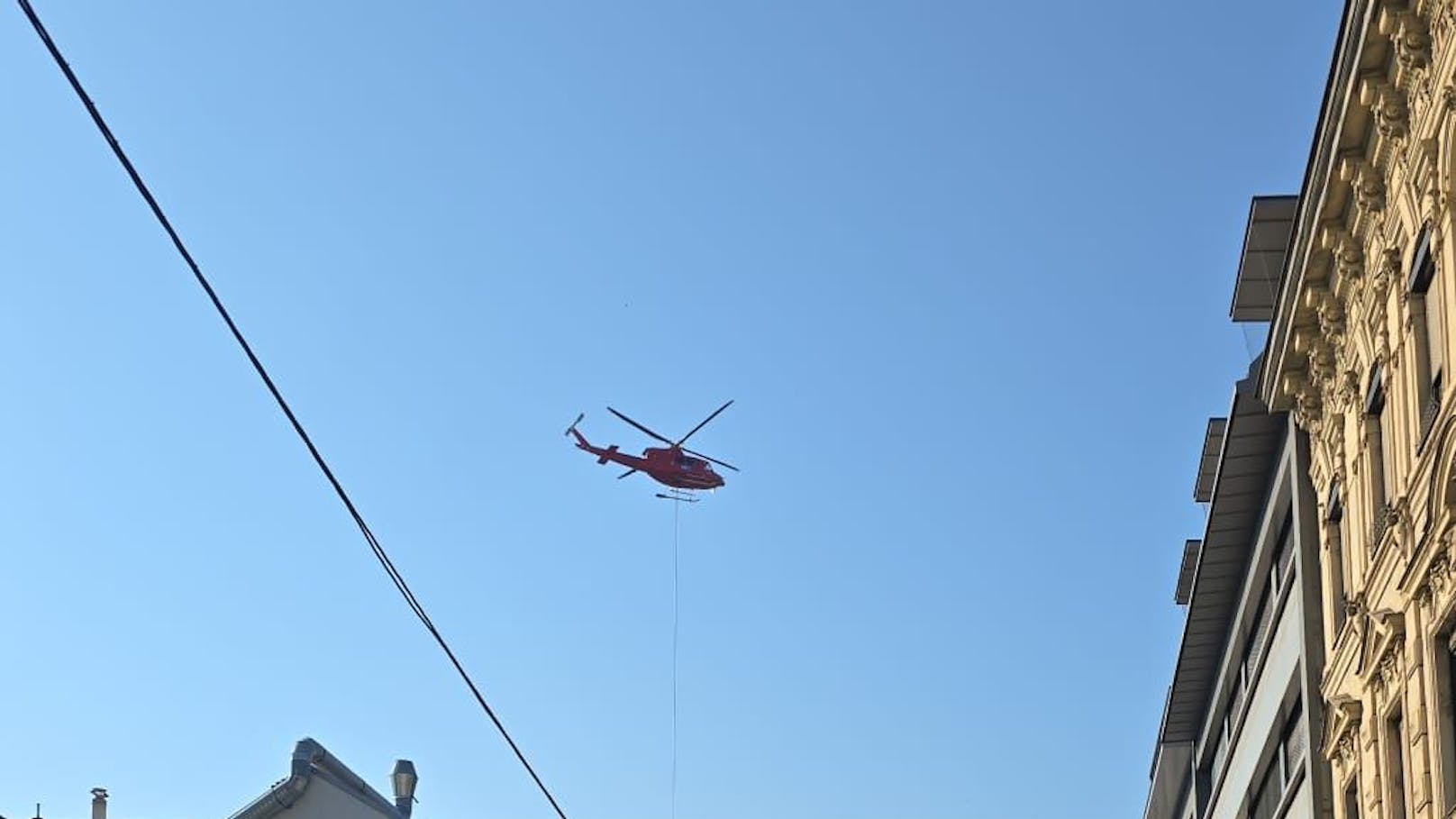 Das schmeckte vielen ganz und gar nicht: Ausgerechnet Sonntag Früh kreiste der Hubschrauber fast zwei Stunden über der City.