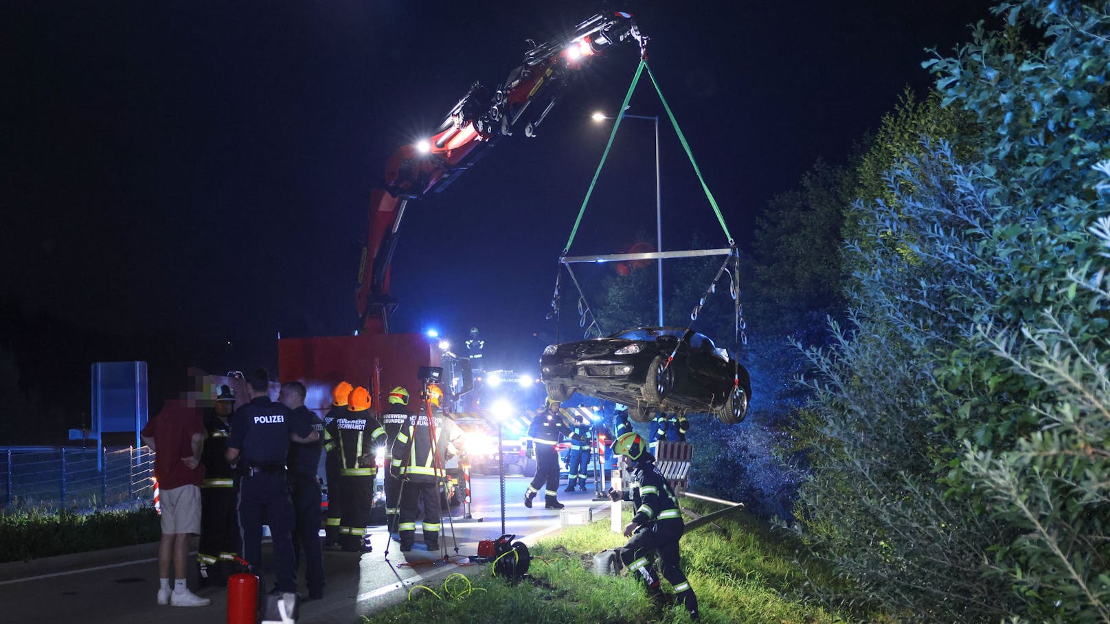 In Gschwandt (Bezirk Gmunden) ist am späteren Samstagabend ein Cabrio in einem Kreisverkehr von der Fahrbahn abgekommen, gegen eine Straßenlaterne gekracht in der Böschung gelandet.