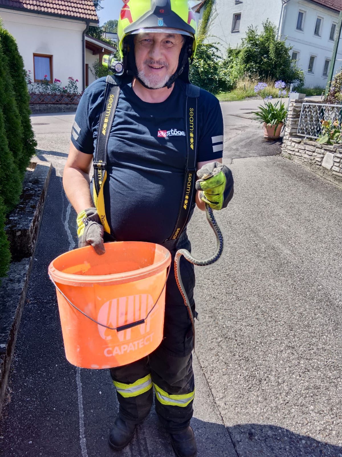 Schlangenalarm in Erla - die Feuerwehr rückte in den Garten einer Familie aus.