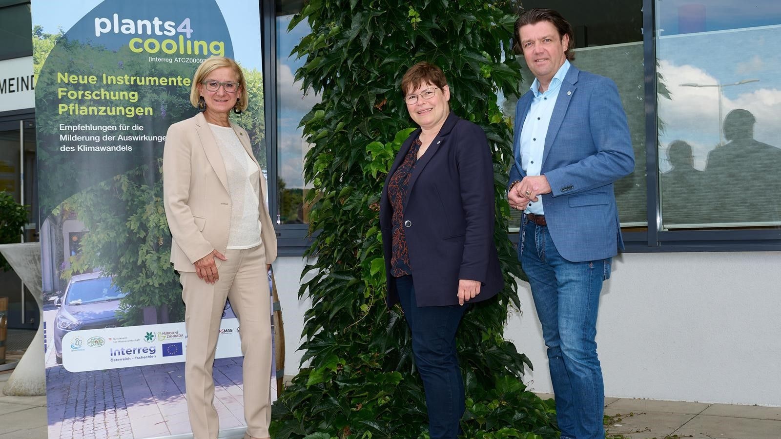 Landeshauptfrau Johanna Mikl-Leitner stellt ein neues Projekt zur Kühlung von urbanen Regionen vor.