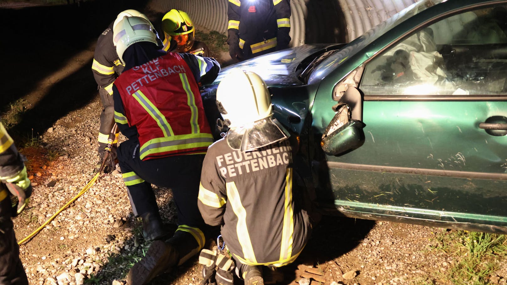 In Pettenbach (Bezirk Kirchdorf an der Krems) mussten die Einsatzkräfte der Feuerwehr in der Nacht auf Sonntag eine Person aus einem verunfallten Pkw befreien.