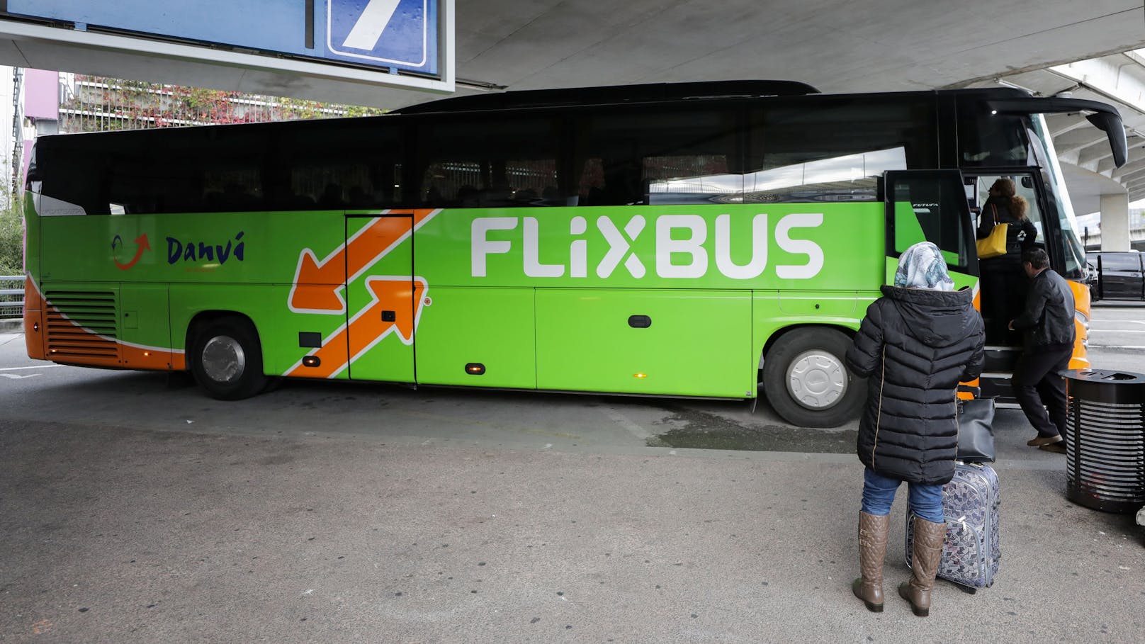 <strong>22.07.2024: AUA-Chaos! Wiener fahren 27 Stunden mit Flixbus heim.</strong> 200 Passagiere saßen in Nizza fest, weil AUA Flug stornierte. Urlauber hätten tagelang auf Ersatzflüge warten müssen – und nahmen den Flixbus! <a data-li-document-ref="120048927" href="https://www.heute.at/s/aua-chaos-wiener-fahren-27-stunden-mit-flixbus-heim-120048927">Weiterlesen &gt;&gt;&gt;</a><a data-li-document-ref="120048847" href="https://www.heute.at/s/hat-keiner-gecheckt-fendrich-verraet-grosse-schummelei-120048847"></a>