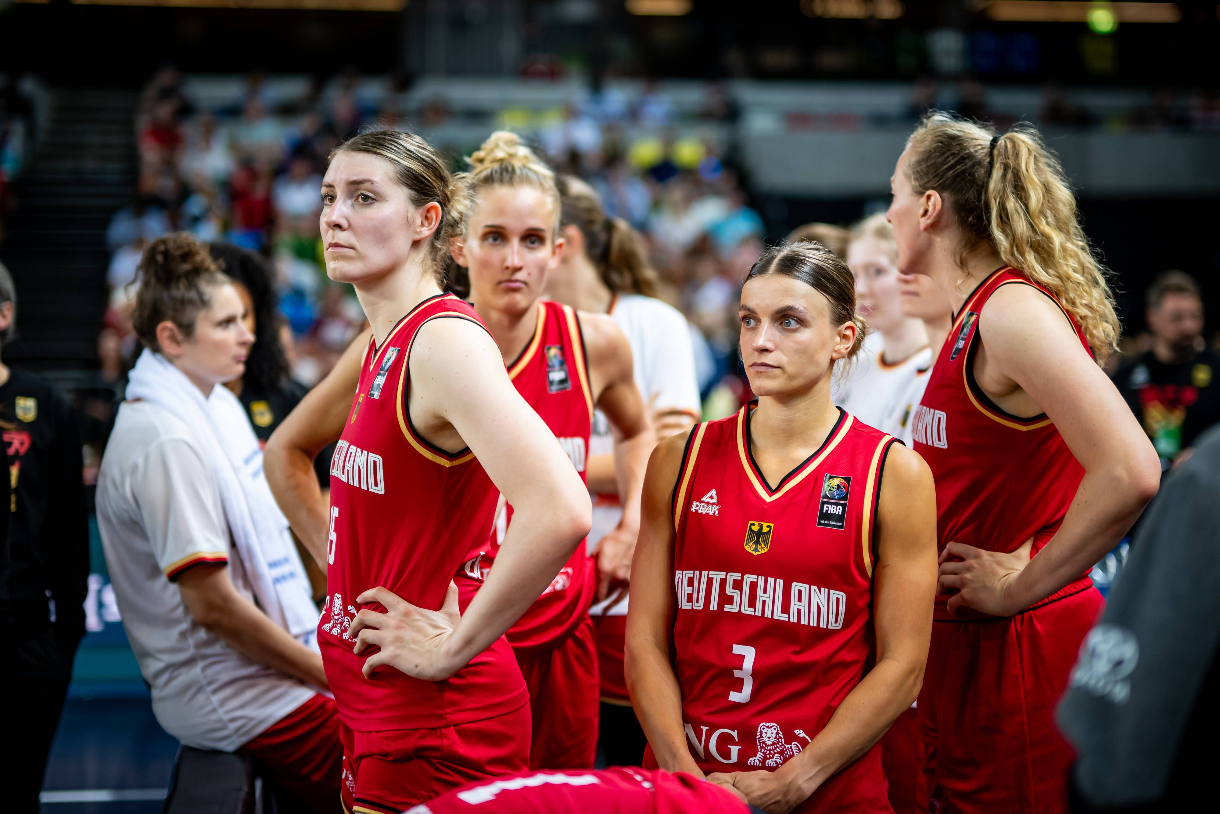 Ernste Mienen bei den deutschen Basketball-Stars.