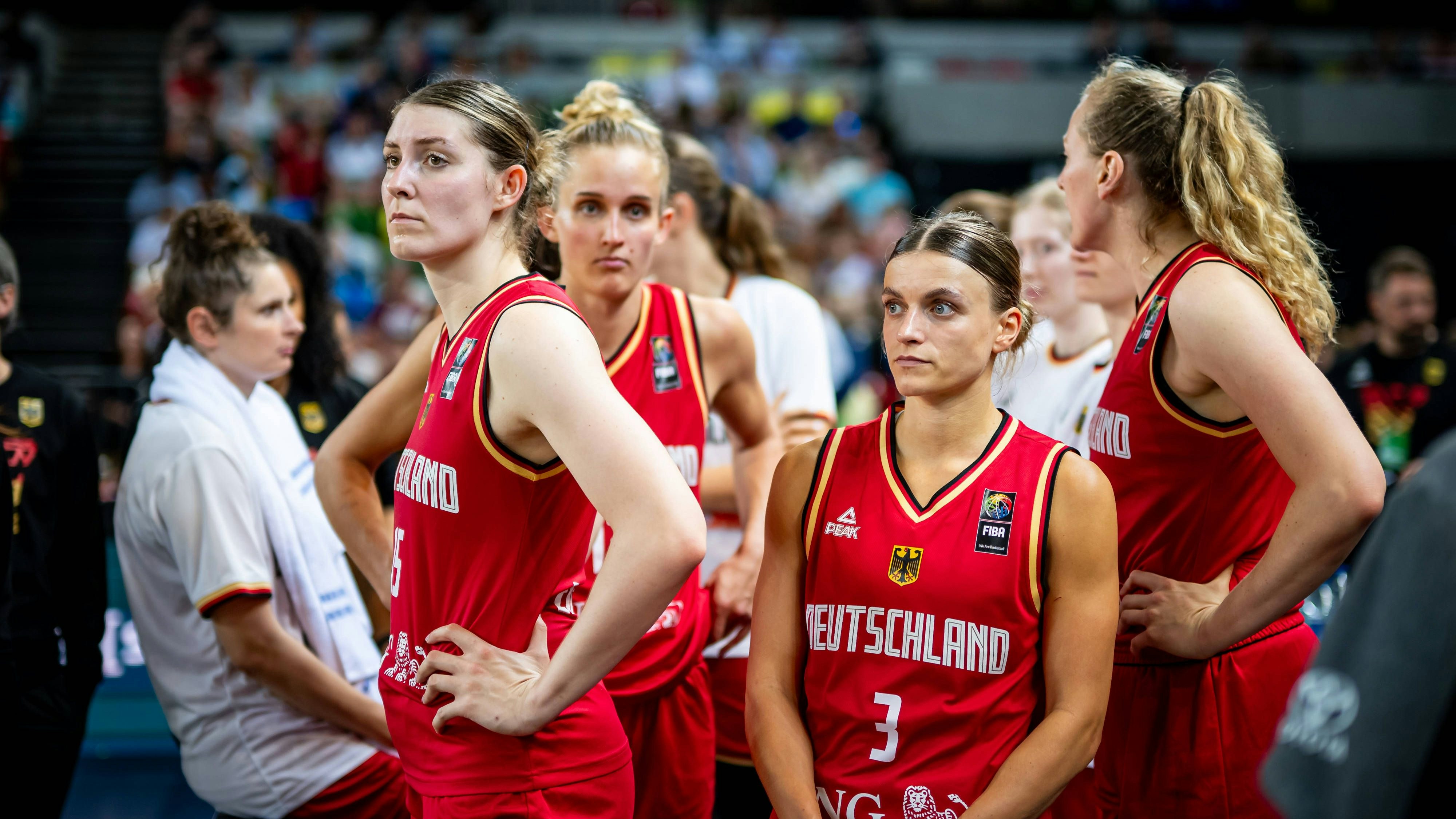 Ernste Mienen bei den deutschen Basketball-Stars.