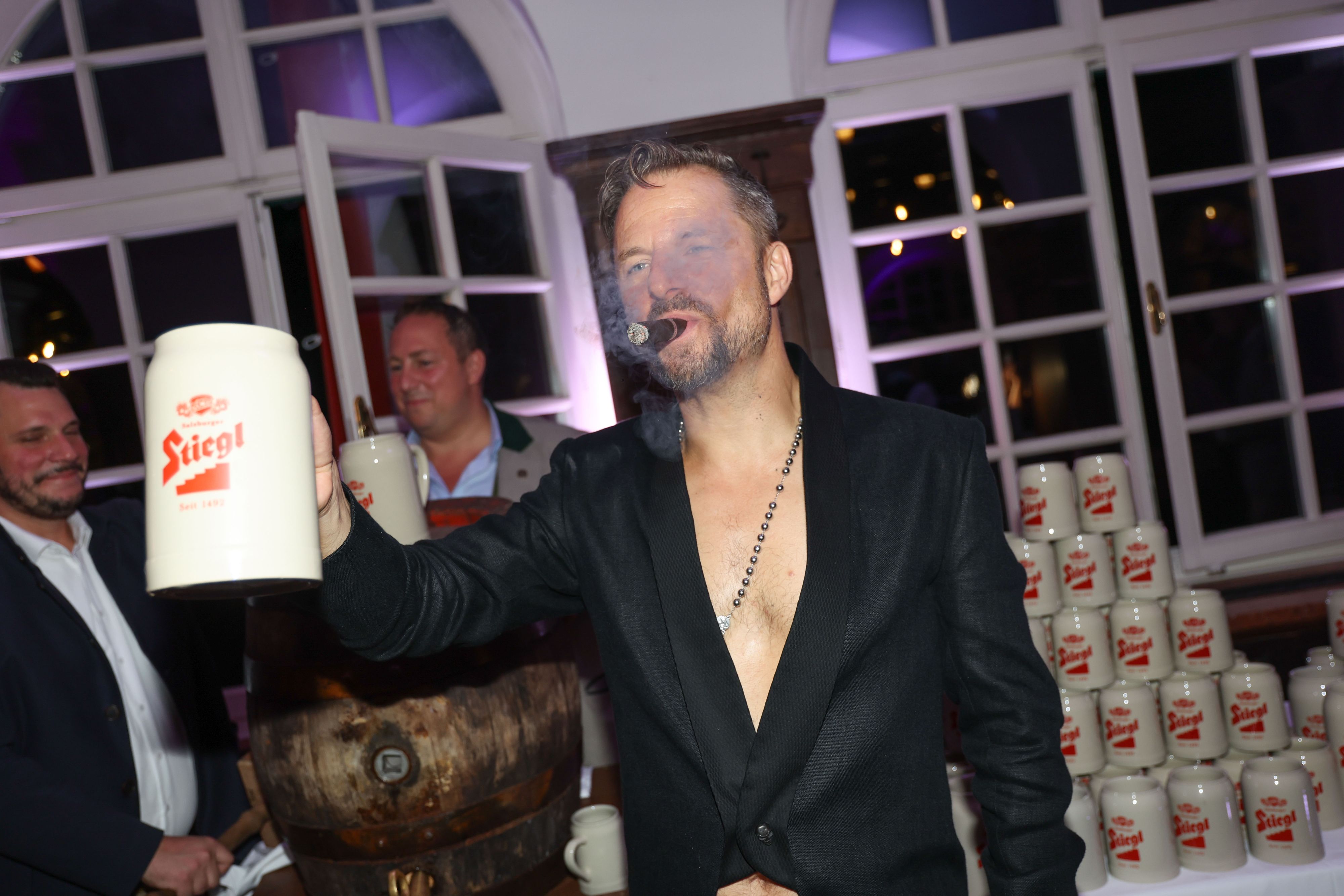 Die Maß und seine Zigarre ließ er sich dann schmecken