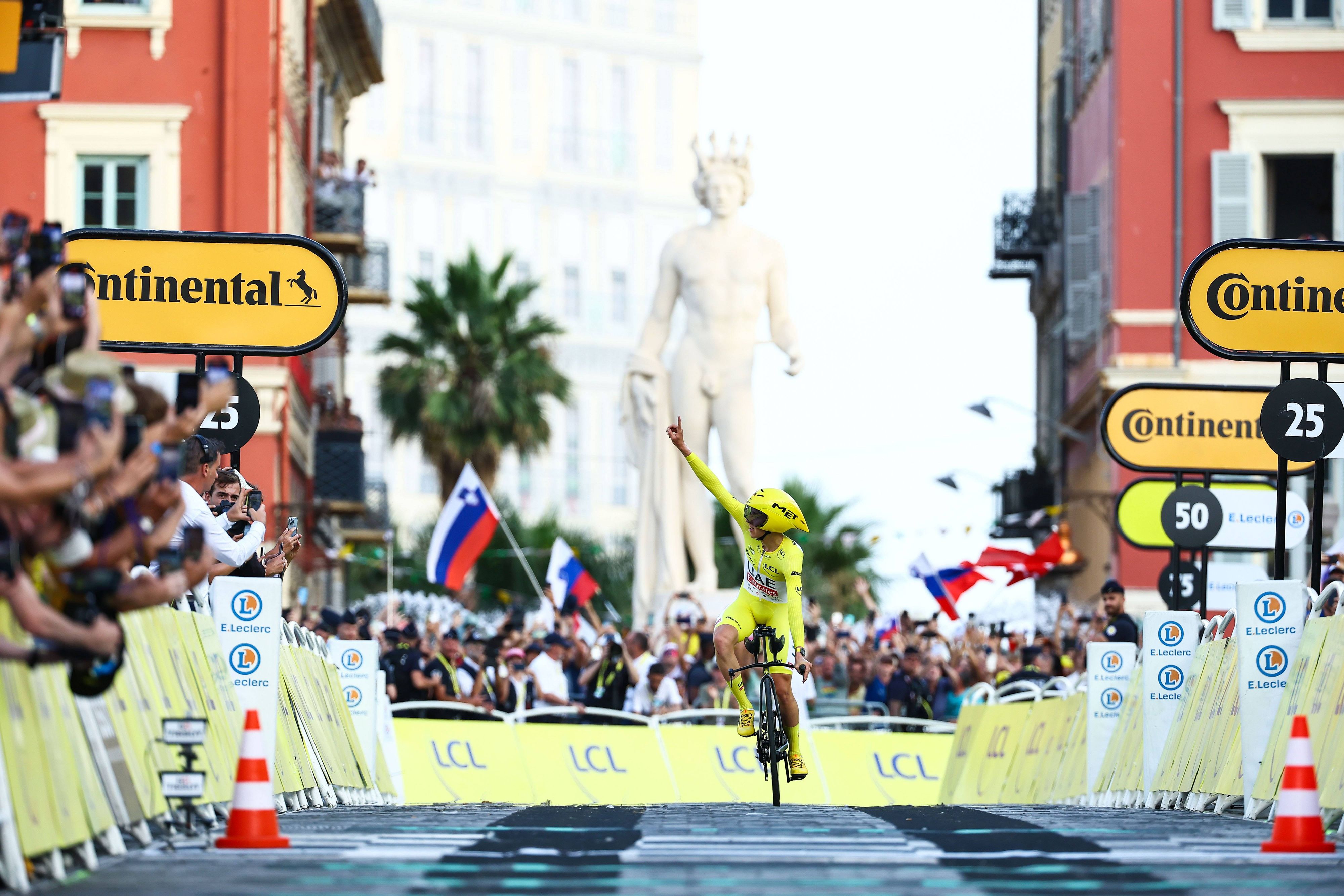Tadej Pogacar feiert bei der Zielankunft in Nizza.
