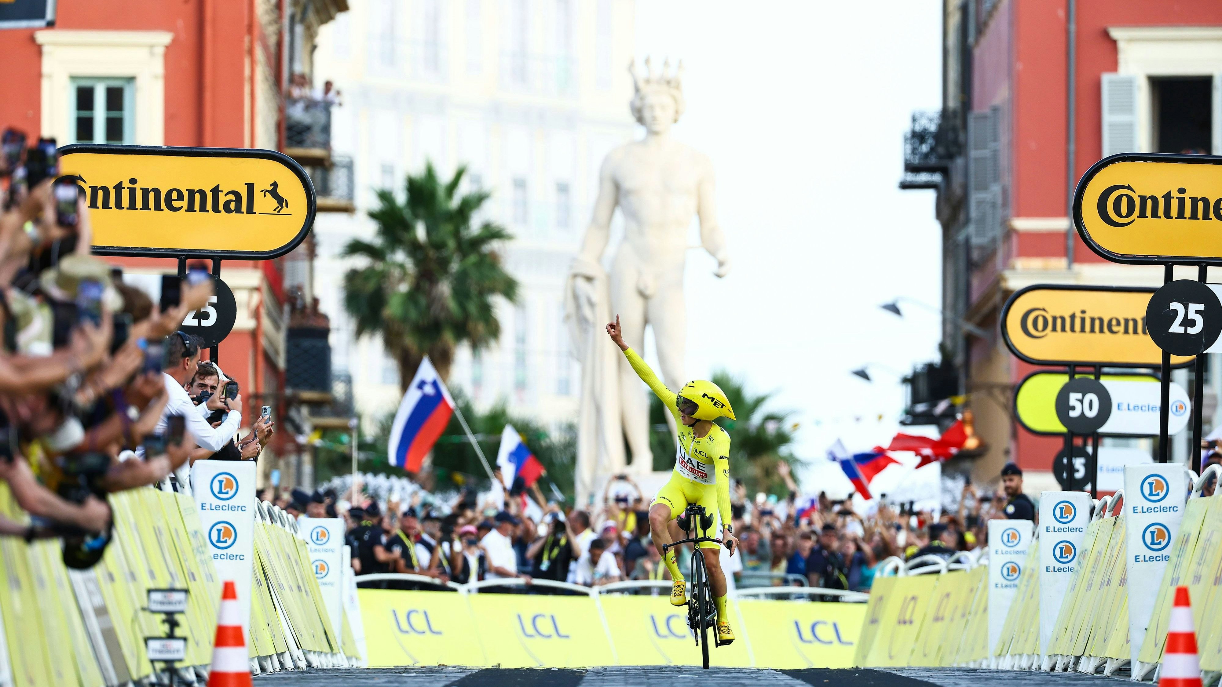 Tadej Pogacar feiert bei der Zielankunft in Nizza.