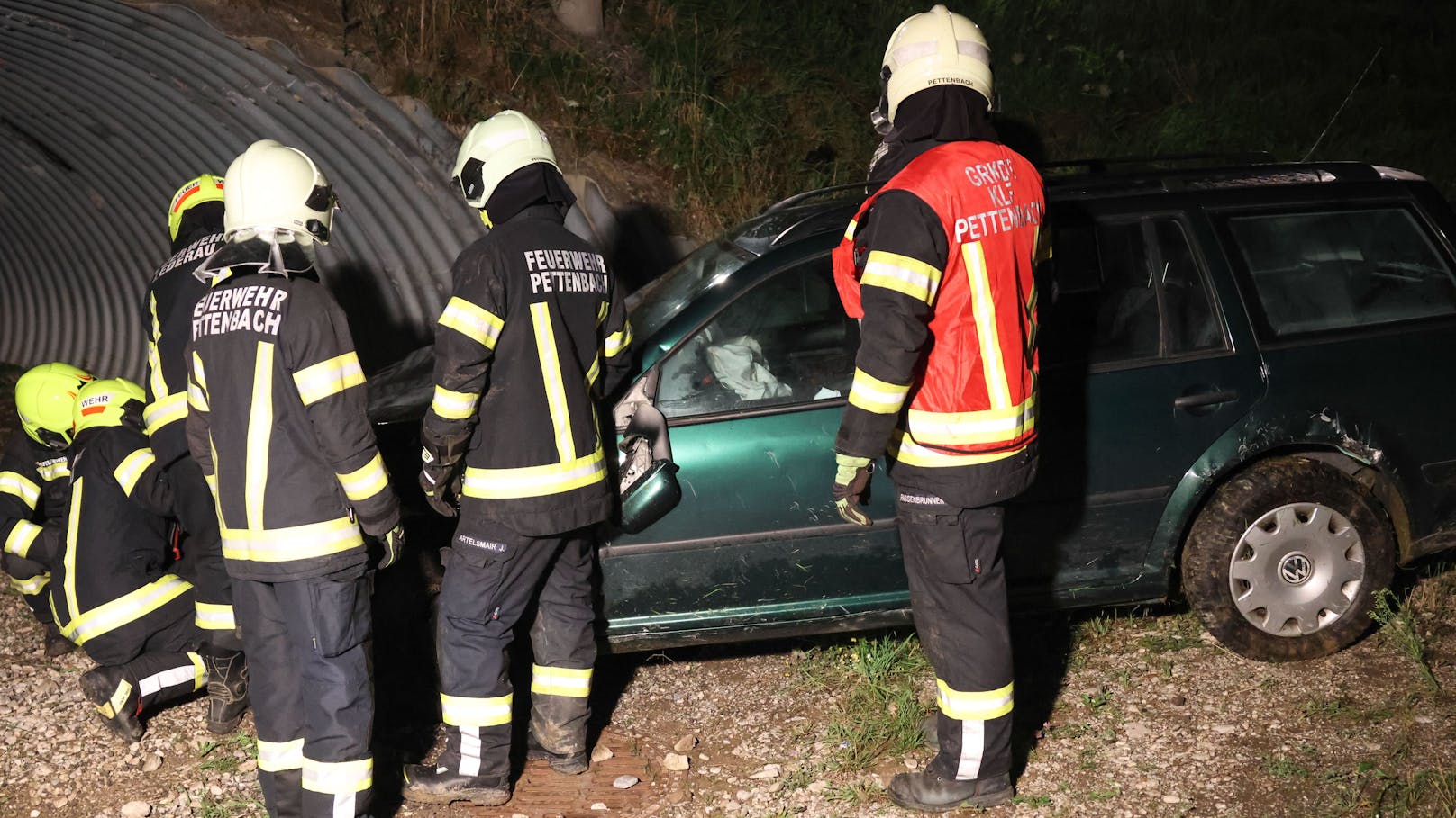 In Pettenbach (Bezirk Kirchdorf an der Krems) mussten die Einsatzkräfte der Feuerwehr in der Nacht auf Sonntag eine Person aus einem verunfallten Pkw befreien.