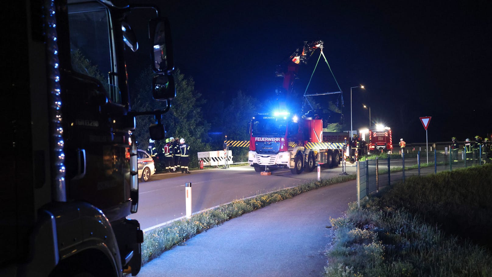 In Gschwandt (Bezirk Gmunden) ist am späteren Samstagabend ein Cabrio in einem Kreisverkehr von der Fahrbahn abgekommen, gegen eine Straßenlaterne gekracht in der Böschung gelandet.