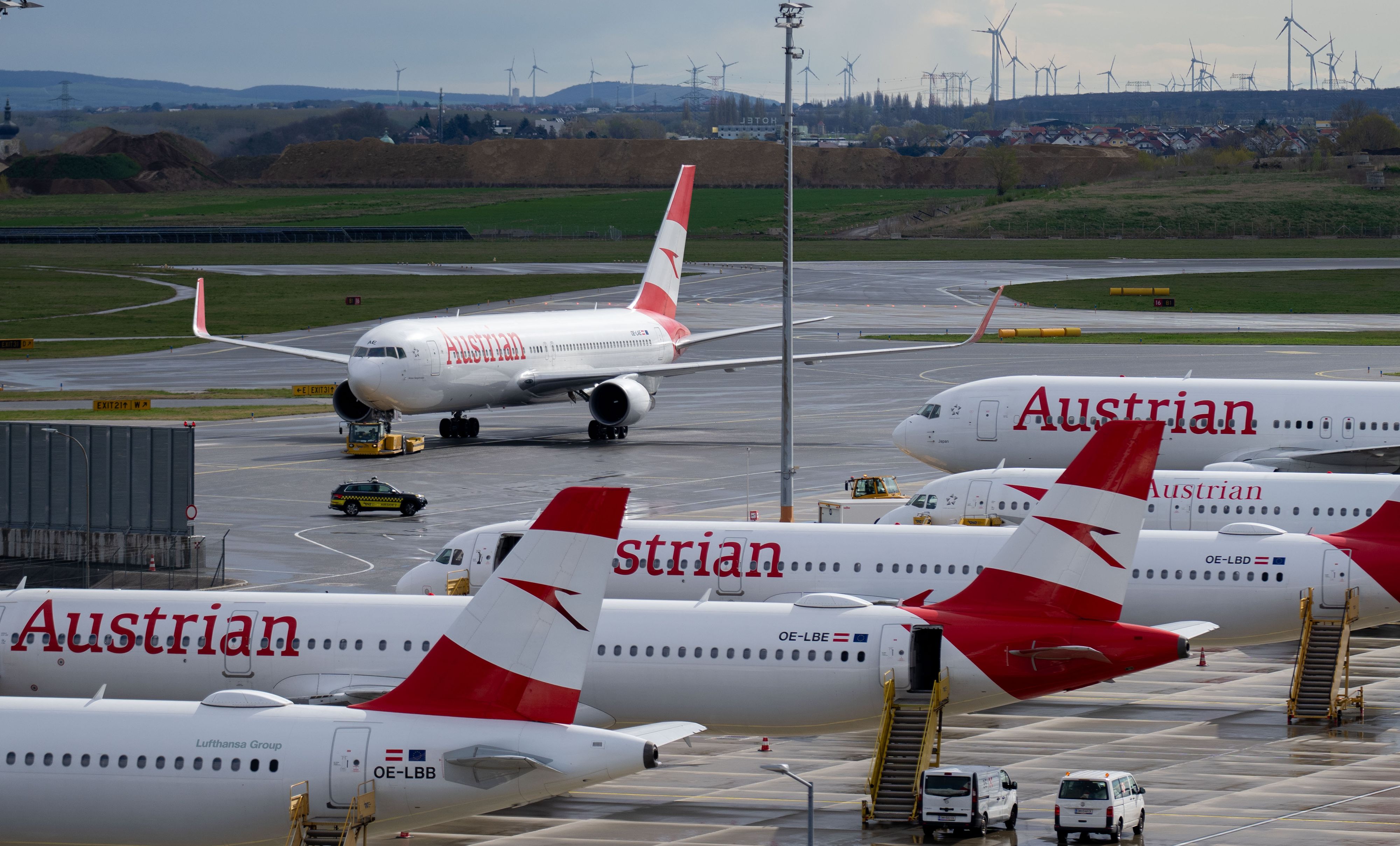 Blockaden Angekündigt – Flughafen Wien Warnt Klima-Kleber Vor Mega ...