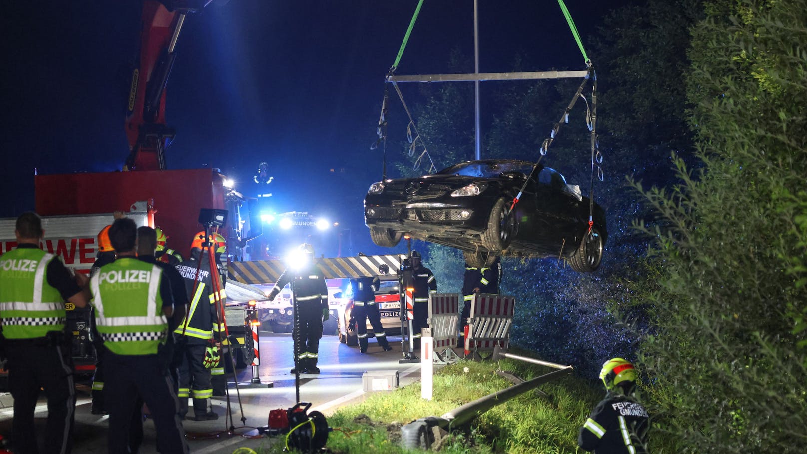 In Gschwandt (Bezirk Gmunden) ist am späteren Samstagabend ein Cabrio in einem Kreisverkehr von der Fahrbahn abgekommen, gegen eine Straßenlaterne gekracht in der Böschung gelandet.