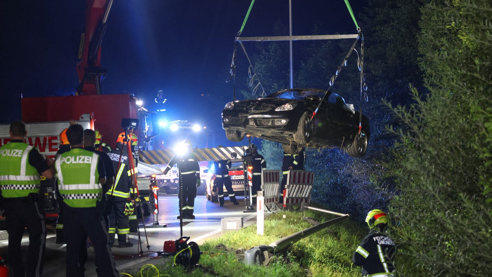 Mercedes-Cabrio ist nach Crash in OÖ nur noch Schrott