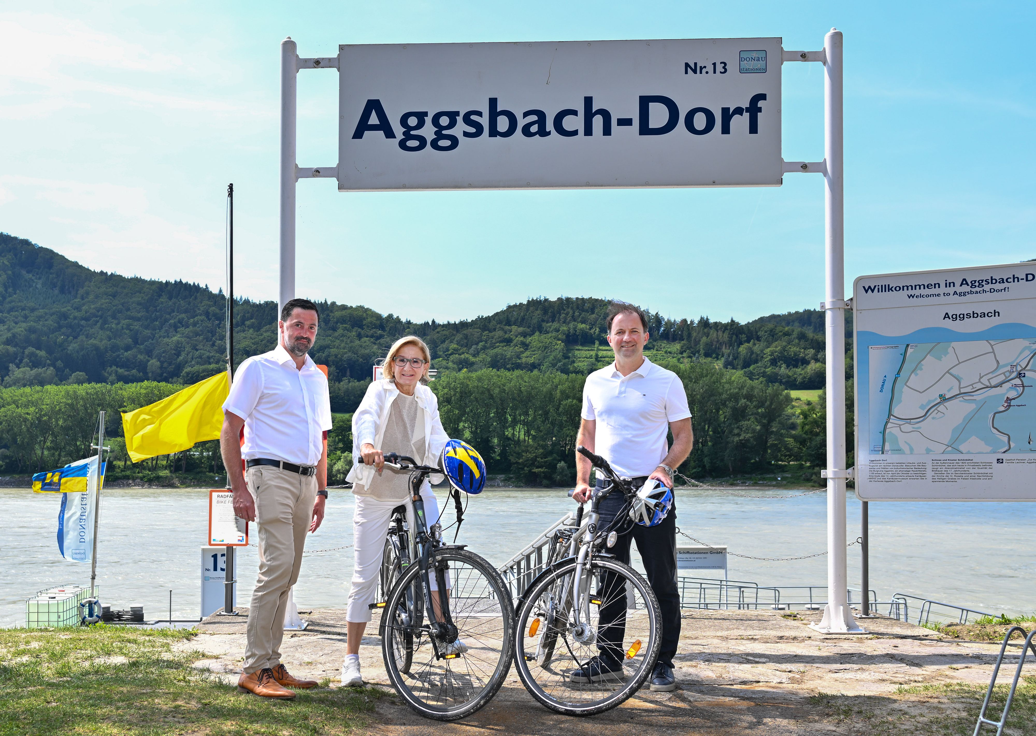 Bürgermeister Josef Kienesberger, Landeshauptfrau Johanna Mikl-Leitner und Destination Donau Niederösterreich Geschäftsführer Bernhard Schröder informierten bei der Anlegestelle in Aggsbach-Dorf über die Fähre, die ab 22. Juli den Betrieb aufnimmt (v.l.n.r).