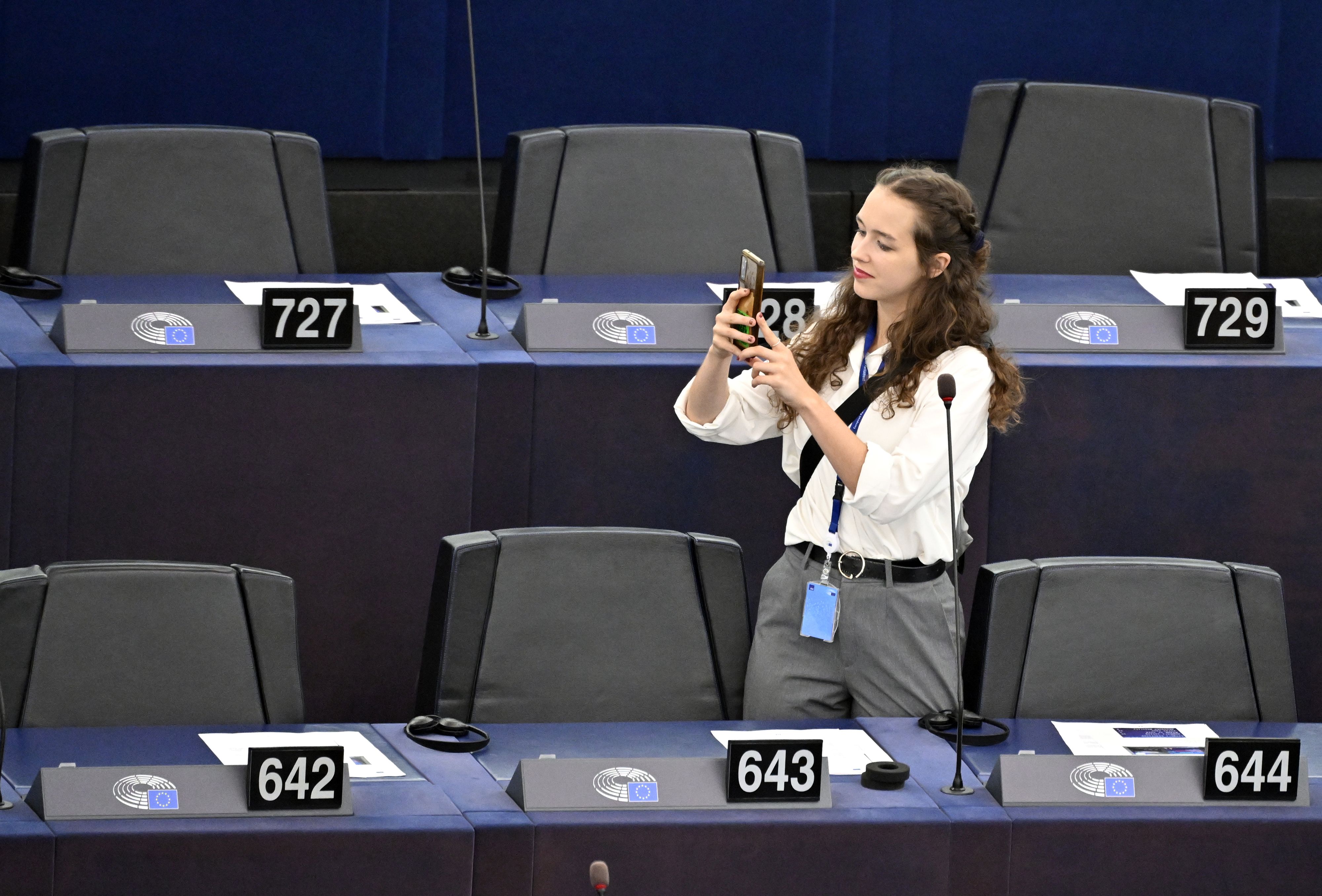 Lena Schilling sitzt jetzt als grüne Abgeordnete im EU-Parlament. In Österreich sind ihr noch ihre Skandale aus dem Wahlkampf im Nacken.