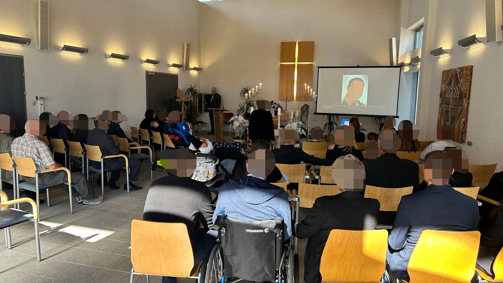 Markus und Angehörige trauern in der Verabschiedungshalle.