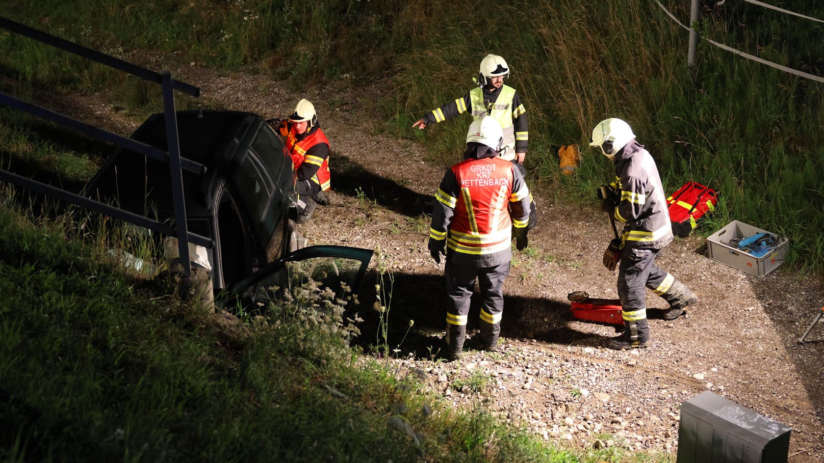 In Pettenbach (Bezirk Kirchdorf an der Krems) mussten die Einsatzkräfte der Feuerwehr in der Nacht auf Sonntag eine Person aus einem verunfallten Pkw befreien.