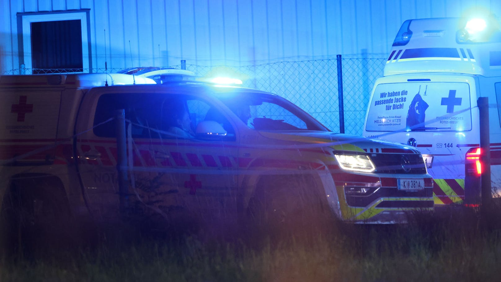 In Pettenbach (Bezirk Kirchdorf an der Krems) mussten die Einsatzkräfte der Feuerwehr in der Nacht auf Sonntag eine Person aus einem verunfallten Pkw befreien.