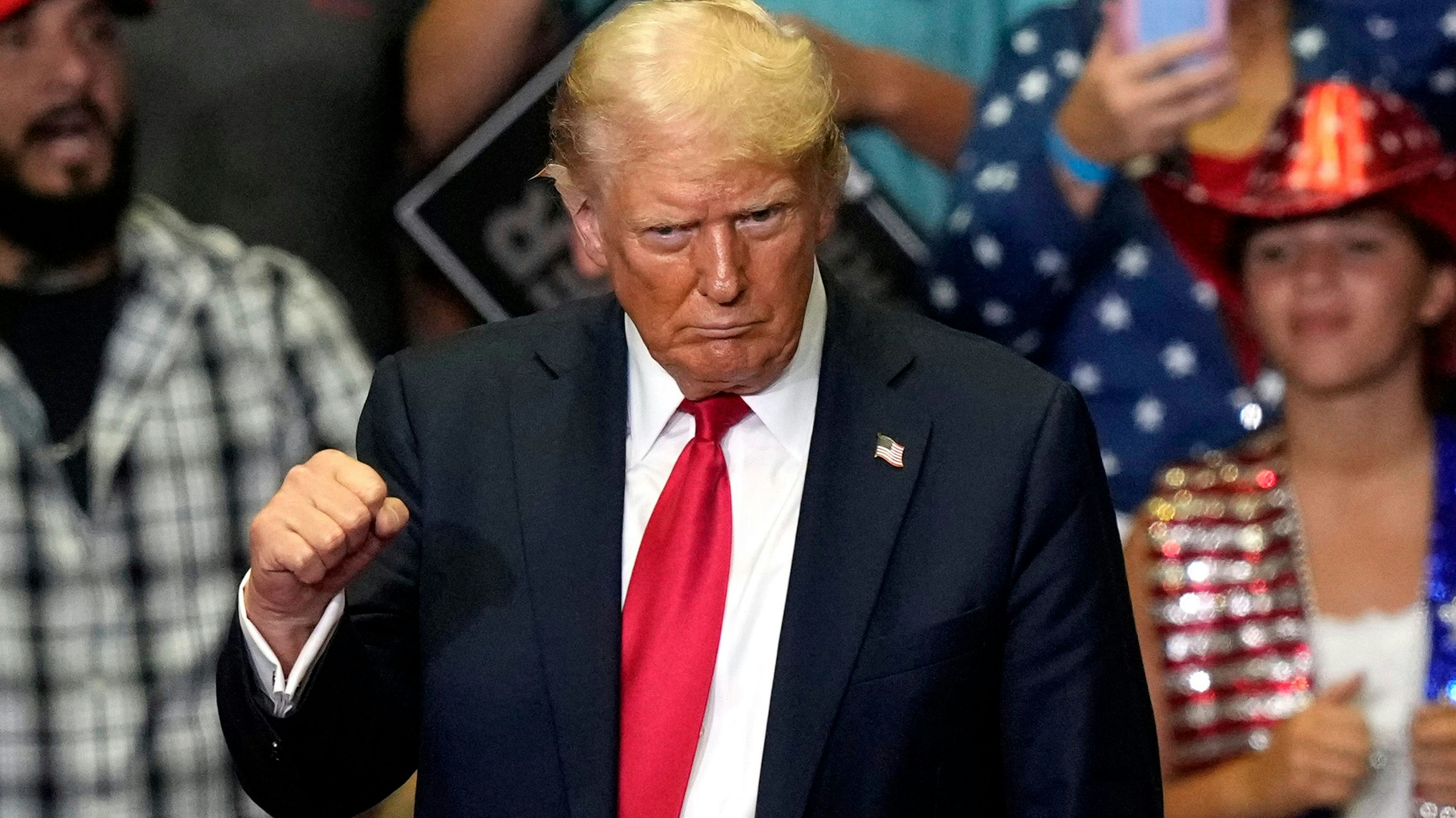 Download von www.picturedesk.com am 21.07.2024 (15:41).  Republican presidential candidate former President Donald Trump departs after speaking at a campaign event with Republican vice presidential candidate Sen. JD Vance, R-Ohio, Saturday, July 20, 2024, at Van Andel Arena in Grand Rapids, Mich. (AP Photo/Carlos Osorio) - 20240721_PD0070 - Rechteinfo: Rights Managed (RM)
