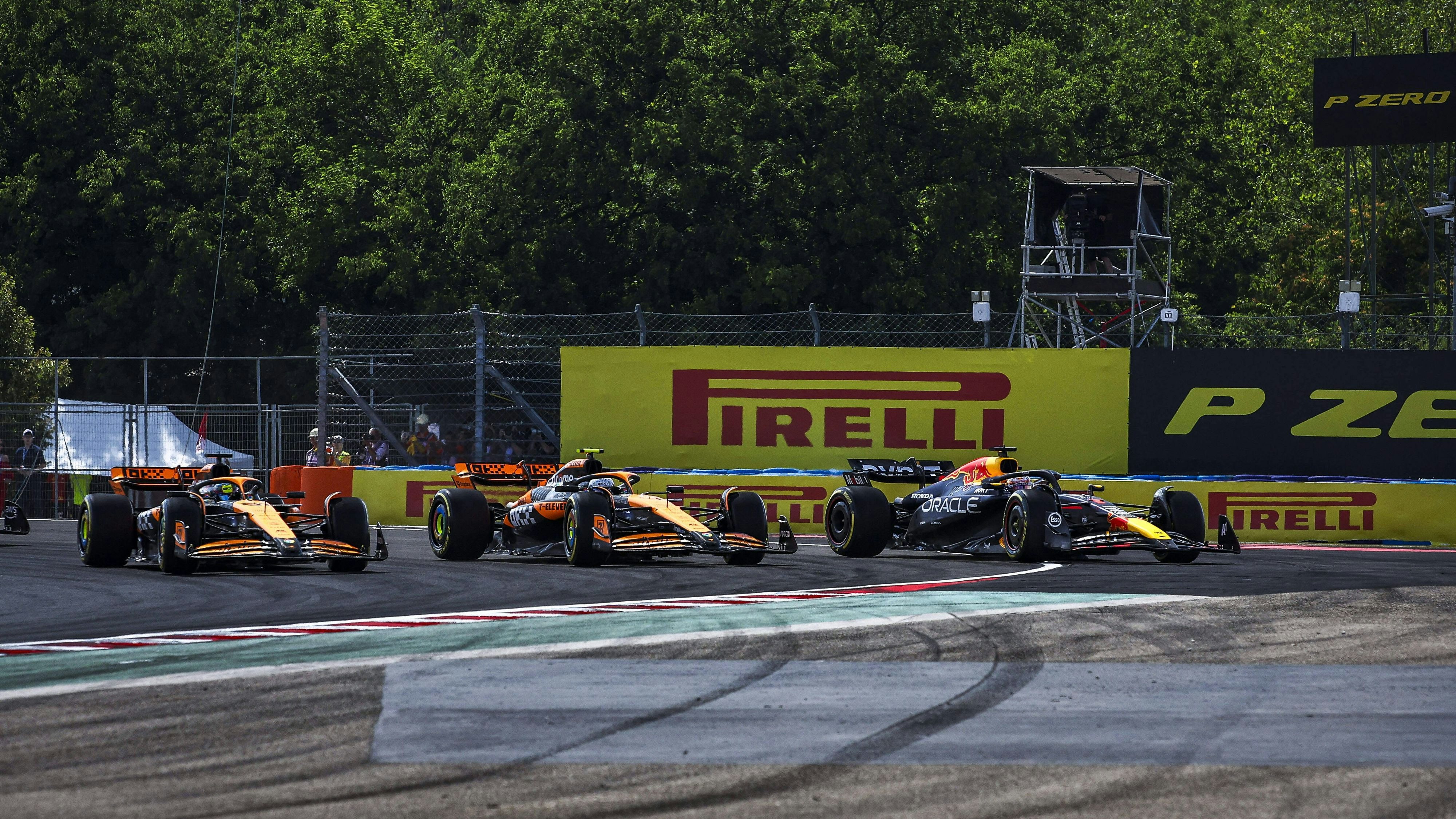 Dreikampf in Runde eins: Piastri, Norris – Verstappen bleibt über.