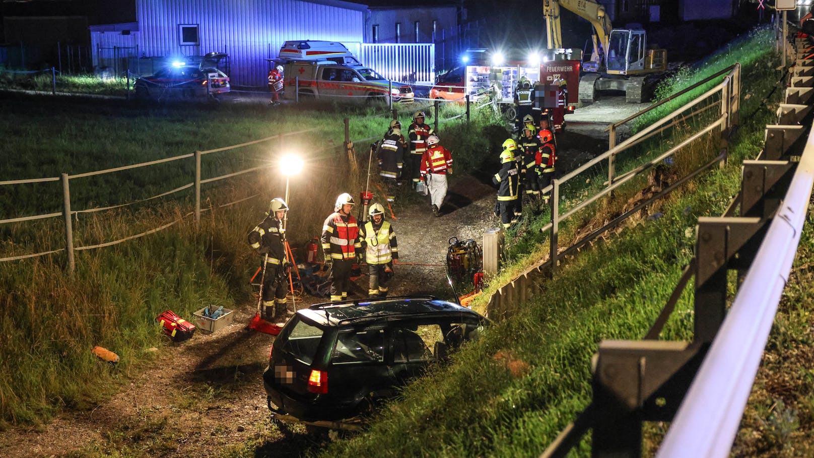 In Pettenbach (Bezirk Kirchdorf an der Krems) mussten die Einsatzkräfte der Feuerwehr in der Nacht auf Sonntag eine Person aus einem verunfallten Pkw befreien.